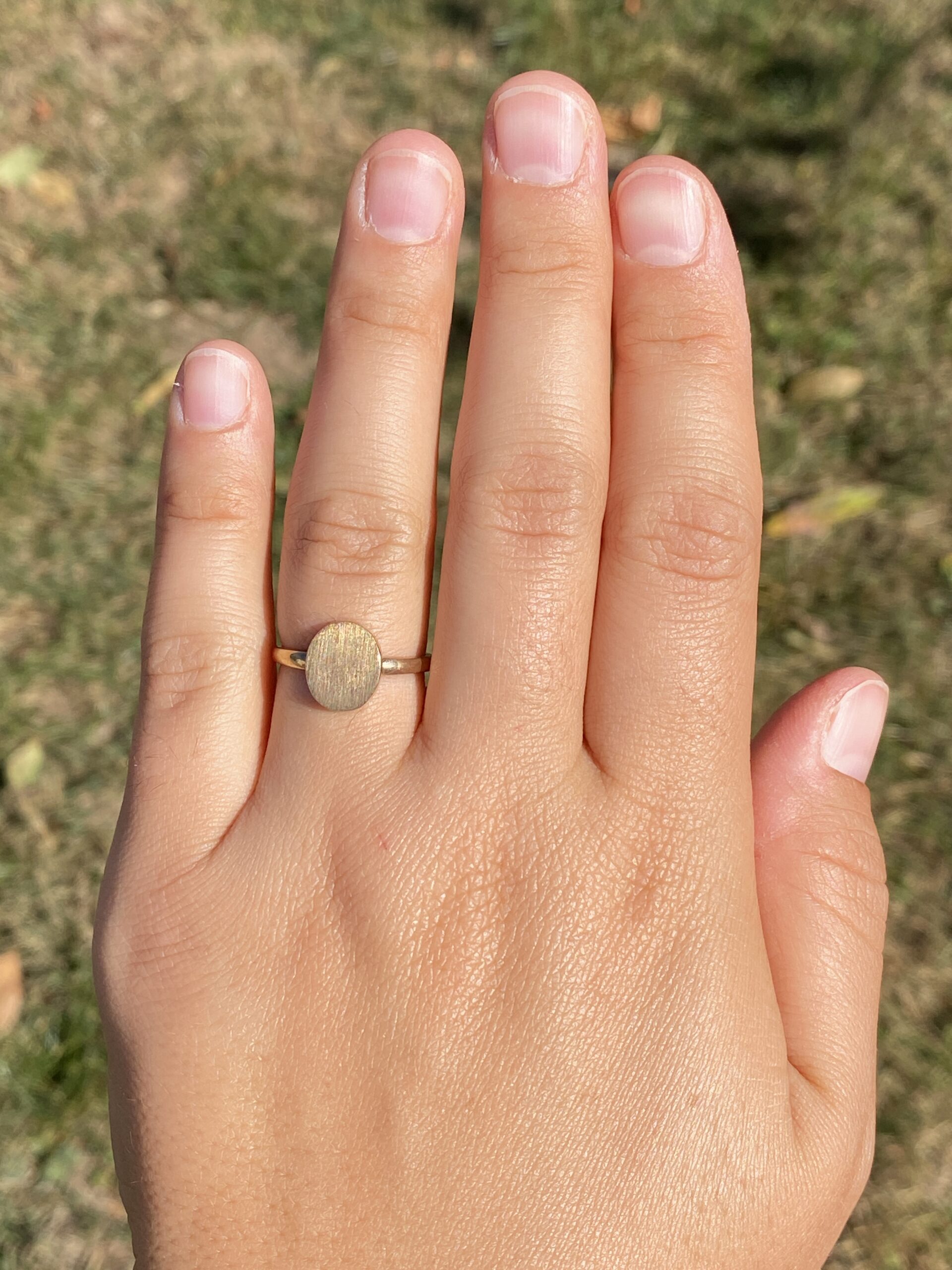 The Golden Crest: Vintage Oval Signet Ring in Yellow Gold - Image 8