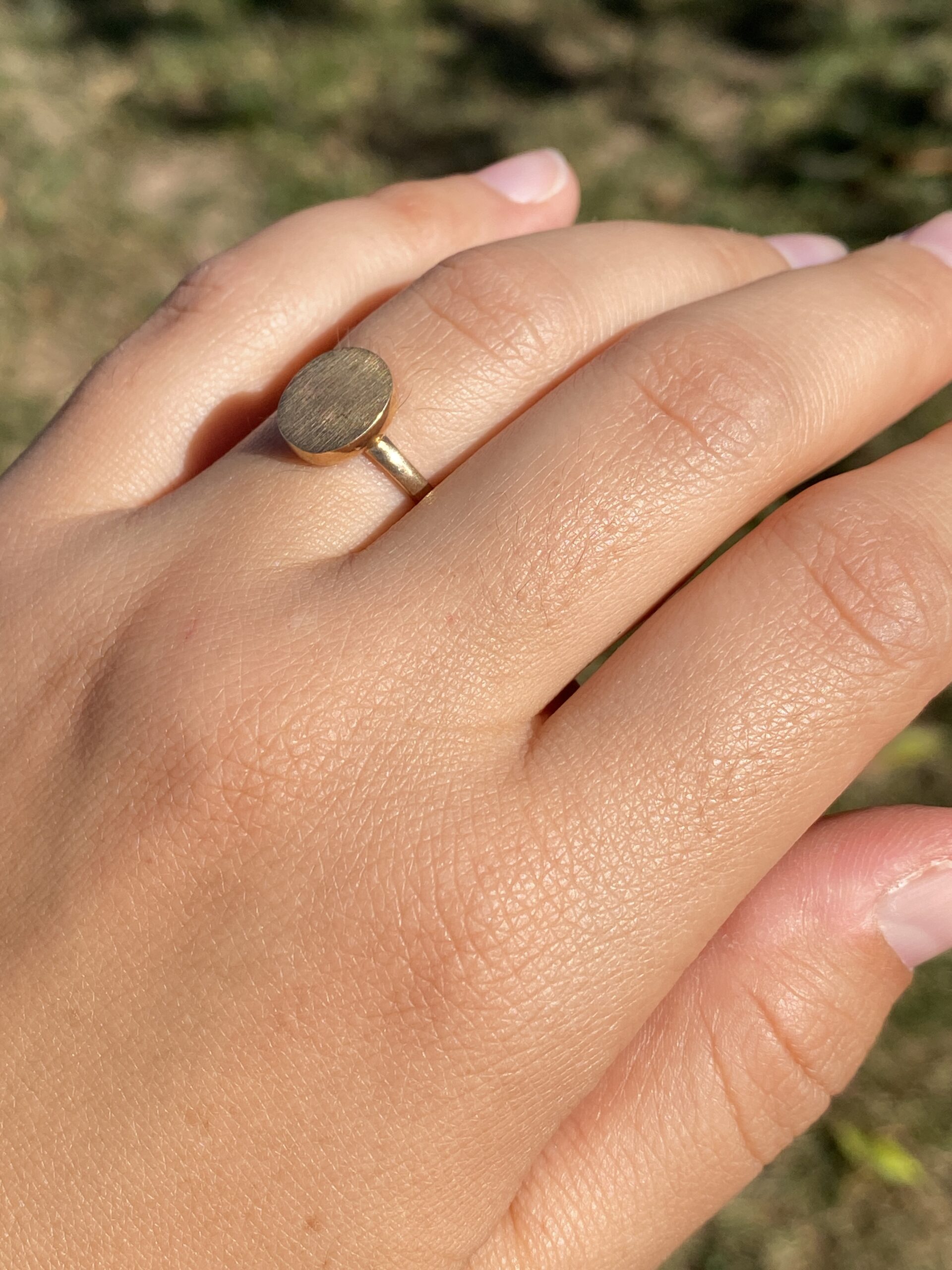 The Golden Crest: Vintage Oval Signet Ring in Yellow Gold - Image 9