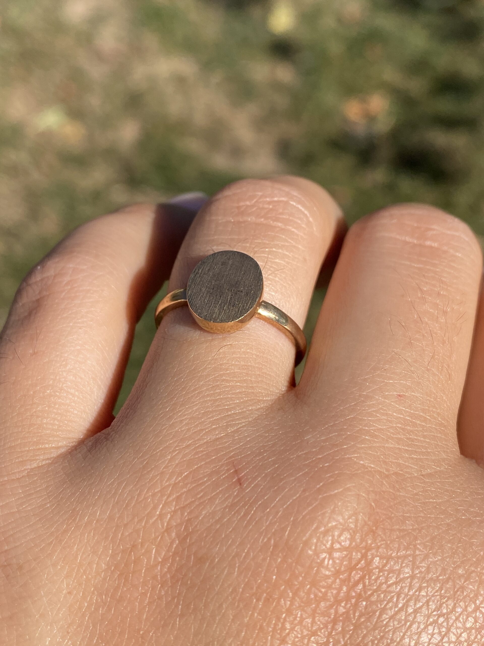 The Golden Crest: Vintage Oval Signet Ring in Yellow Gold - Image 10