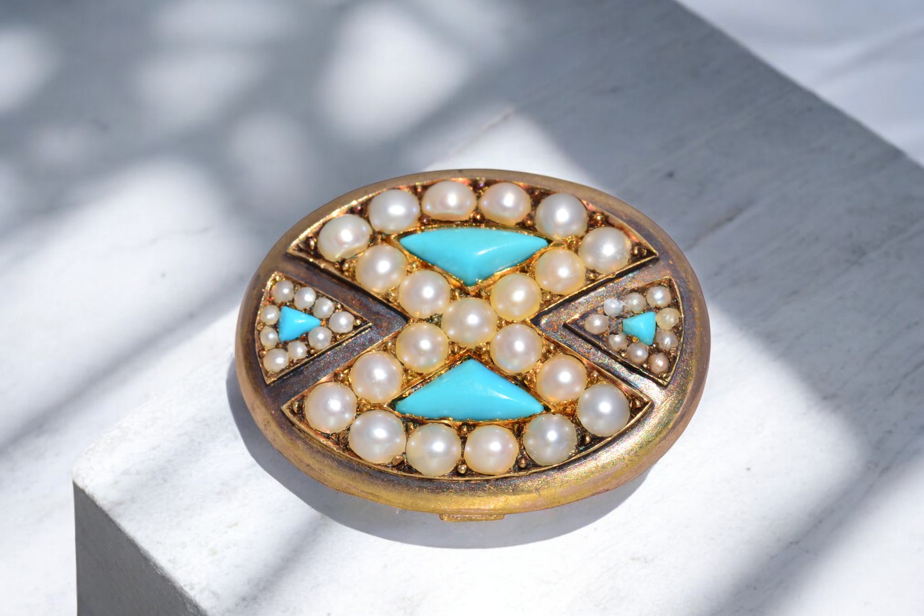 The Victorian Elegance: Antique Turquoise and Pearl Brooch in Yellow Gold - Image 5