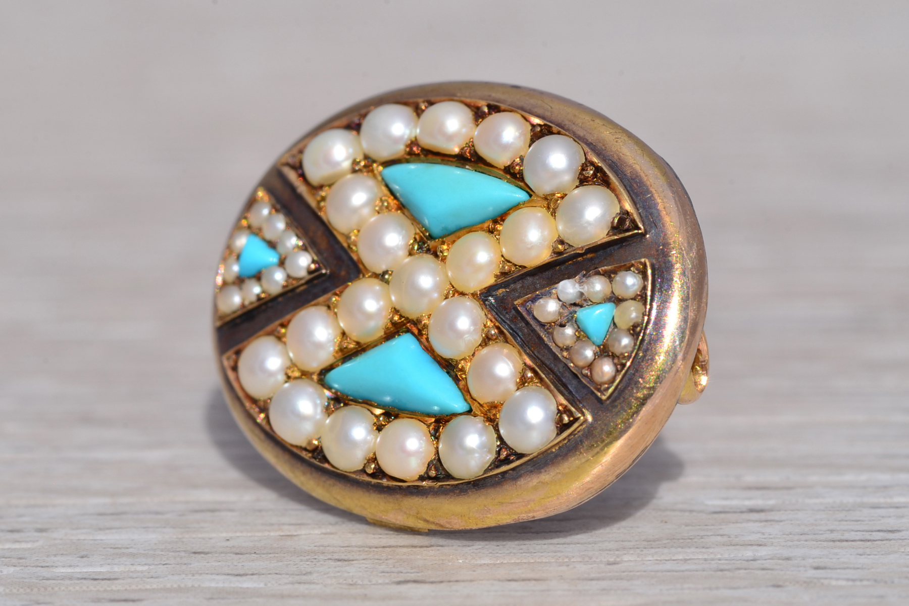 The Victorian Elegance: Antique Turquoise and Pearl Brooch in Yellow Gold - Image 3
