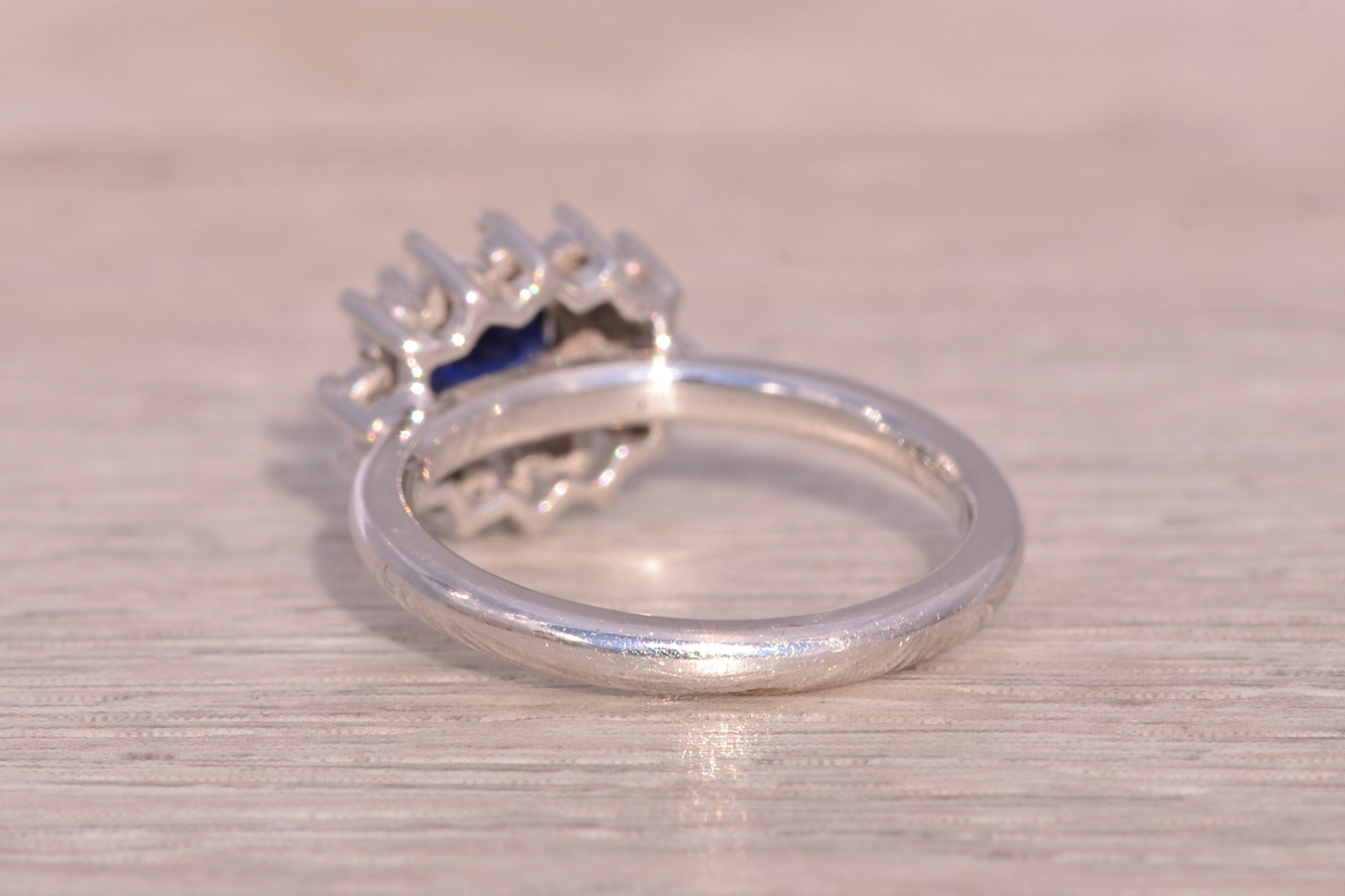 The Sapphire East: Sapphire and Diamond Ring in White Gold - Image 4