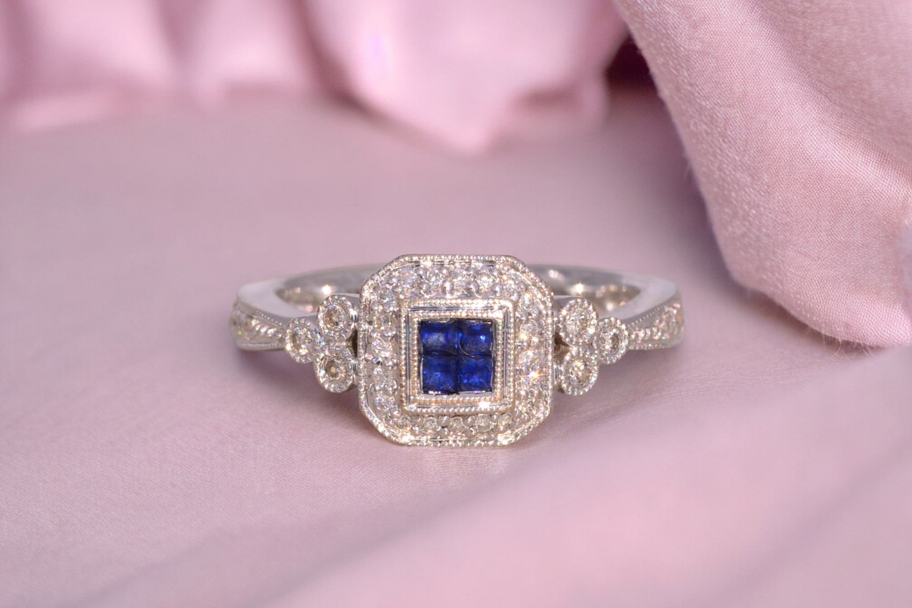 The Sapphire Elegance: Sapphire and Diamond Ring in White Gold - Image 11