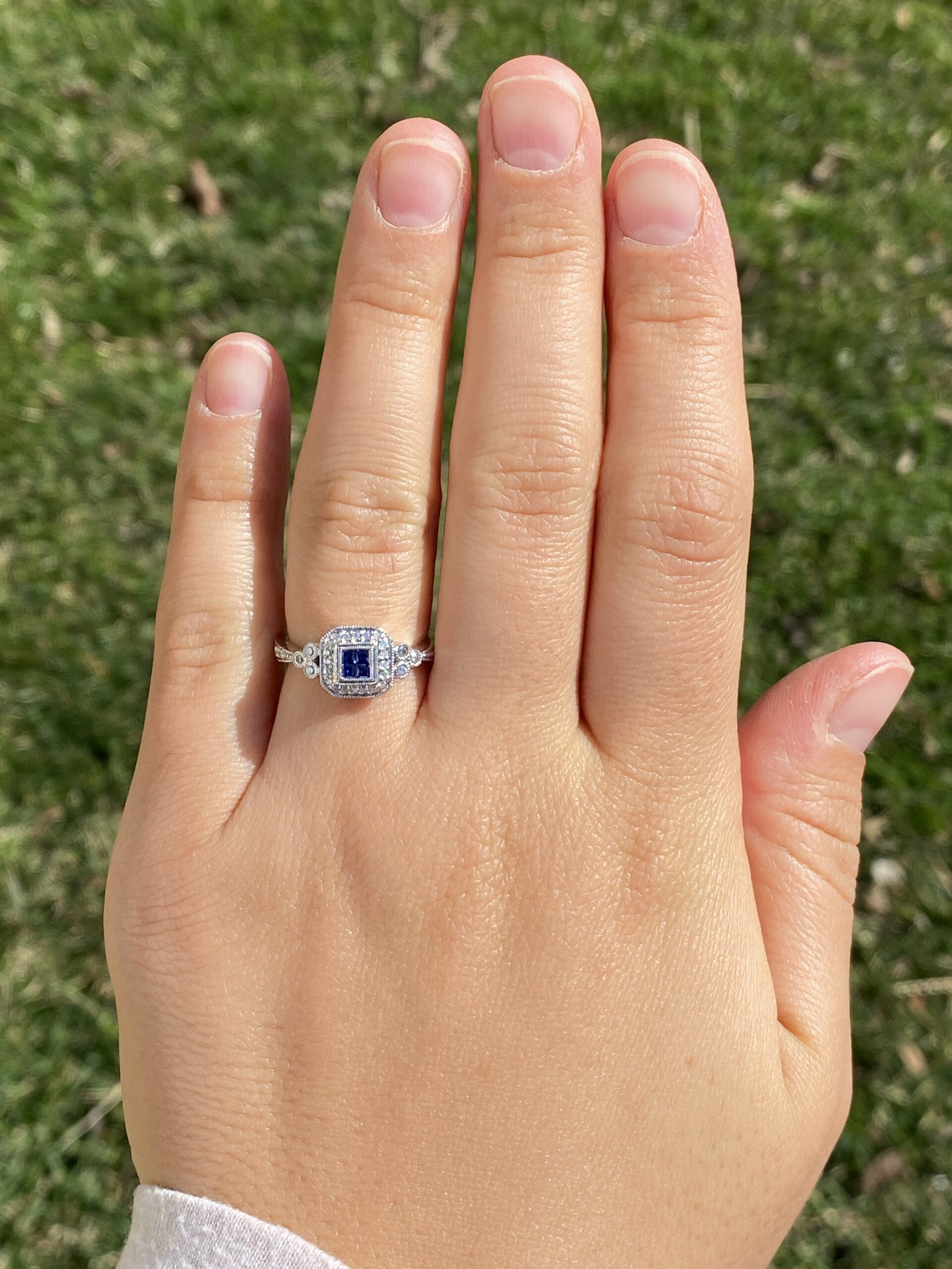The Sapphire Elegance: Sapphire and Diamond Ring in White Gold - Image 8