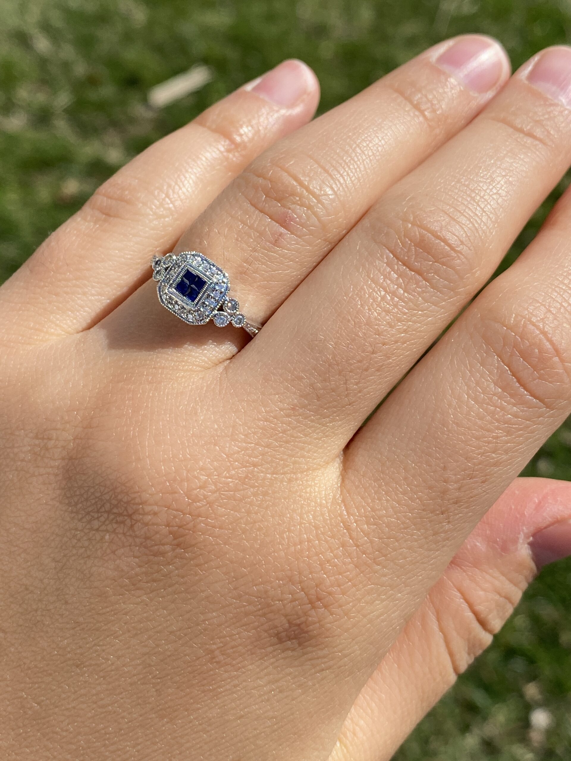 The Sapphire Elegance: Sapphire and Diamond Ring in White Gold - Image 9