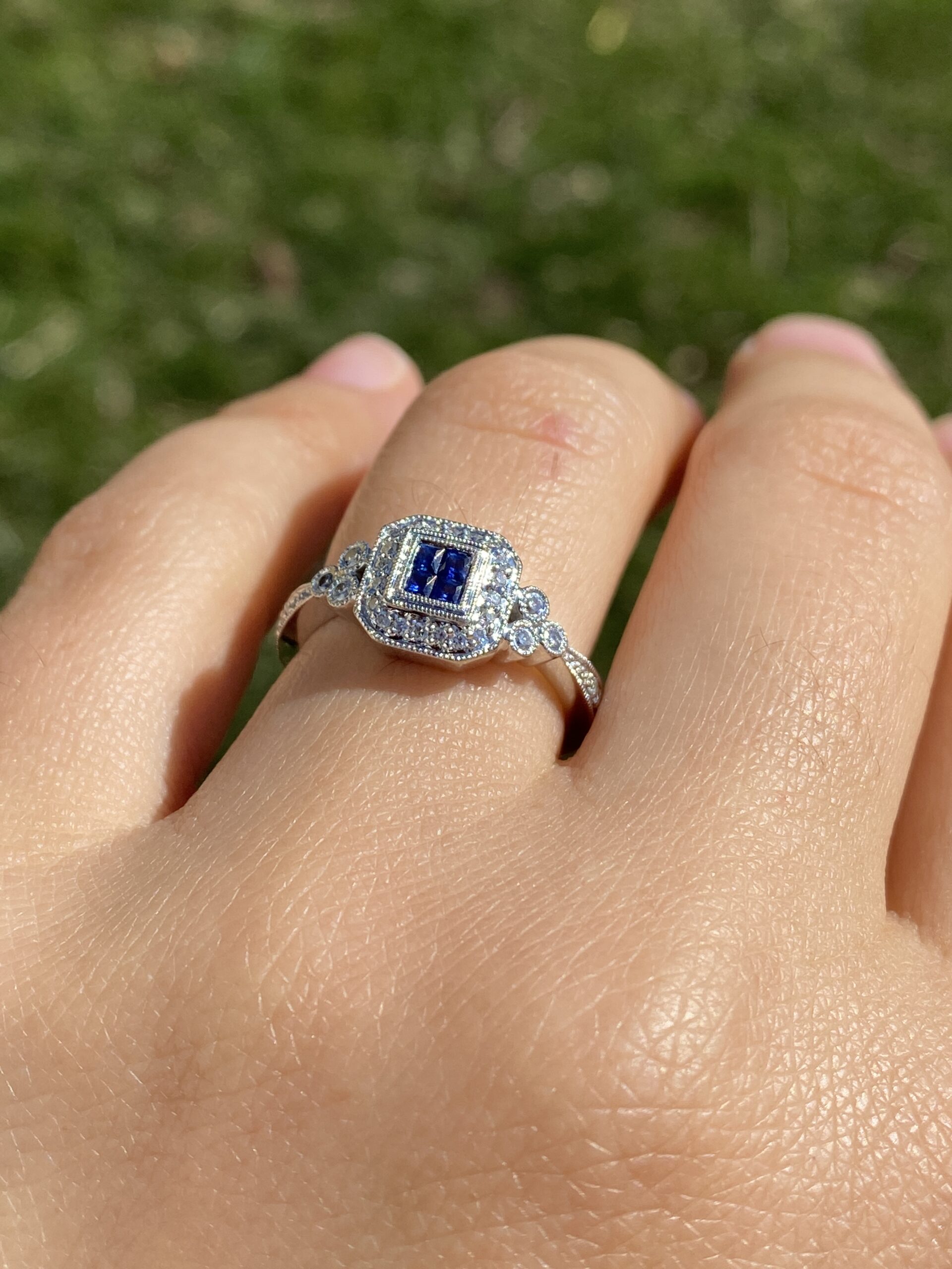 The Sapphire Elegance: Sapphire and Diamond Ring in White Gold - Image 10