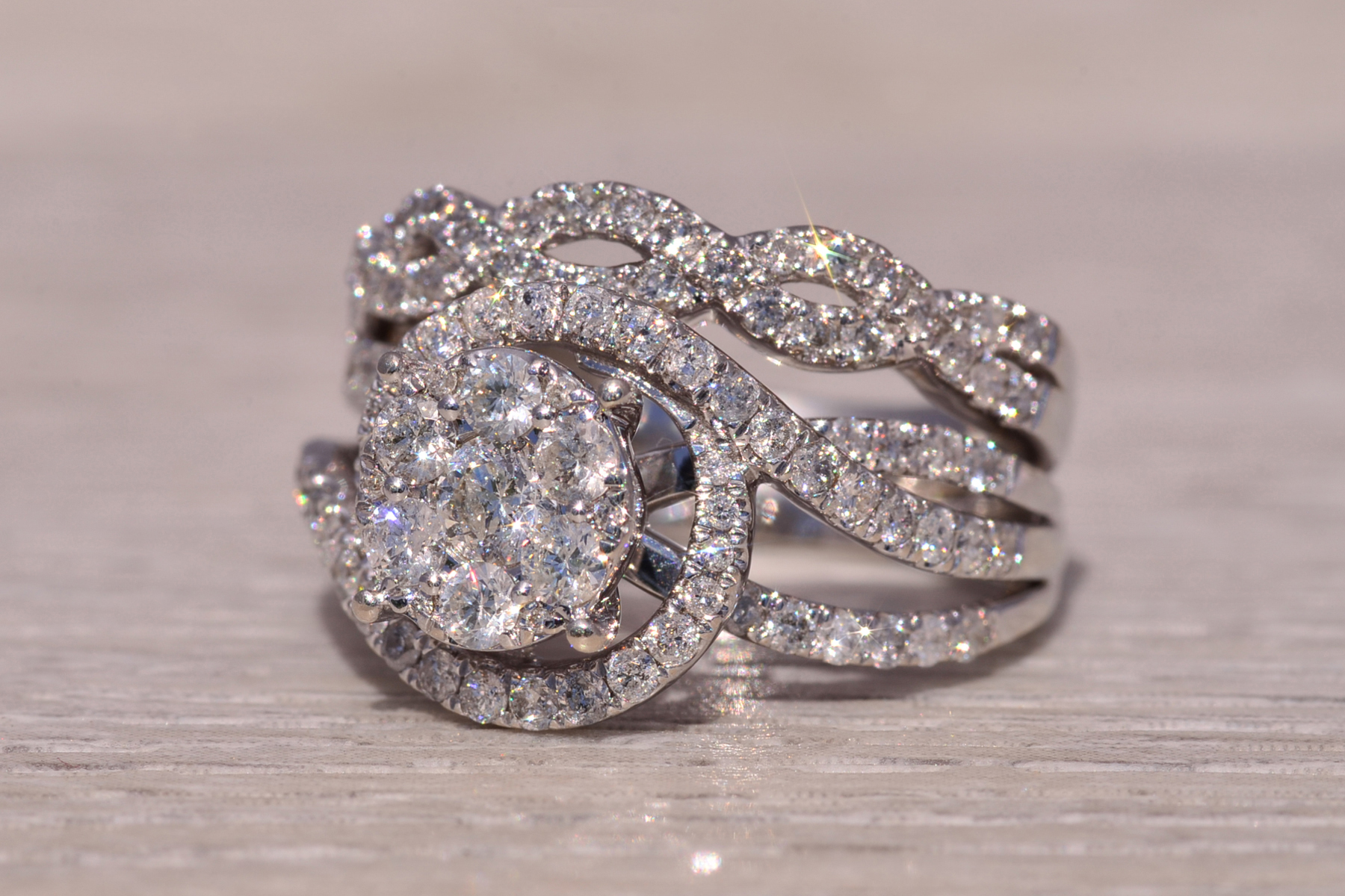 The Eternal Halo: Diamond Engagement Ring with Soldered Band in White Gold - Image 3