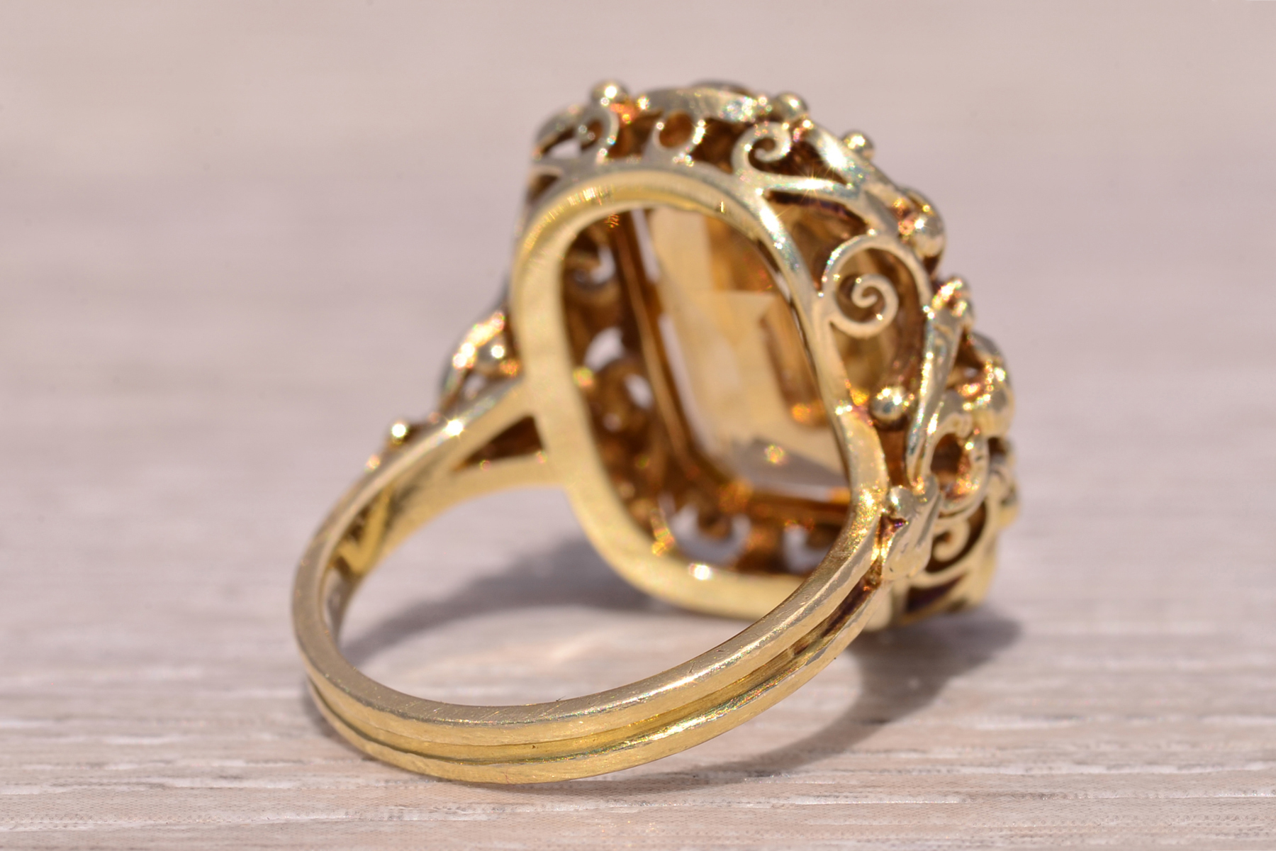 The Golden Scroll: Georgian Era Citrine Ring in Yellow Gold - Image 5