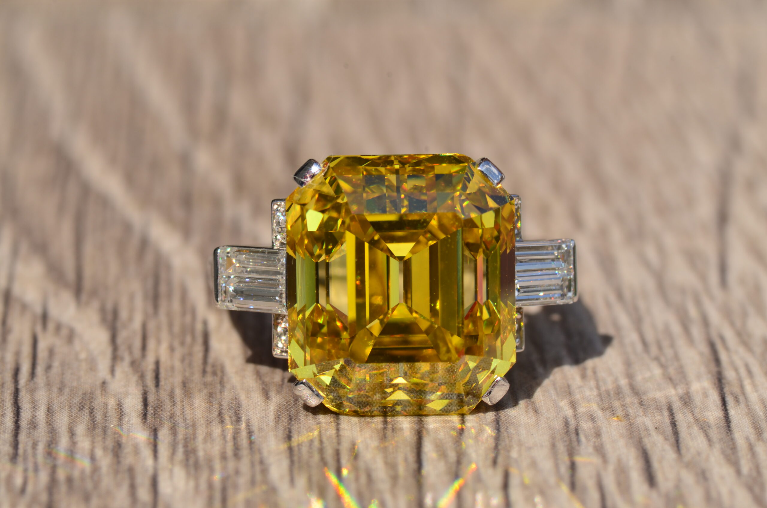 The Amazement: Absolutely Outstanding GIA Graded 19.01 carat Emerald Cut Fancy Vivid Orangy-Yellow Vs2 Diamond Ring - Image 3