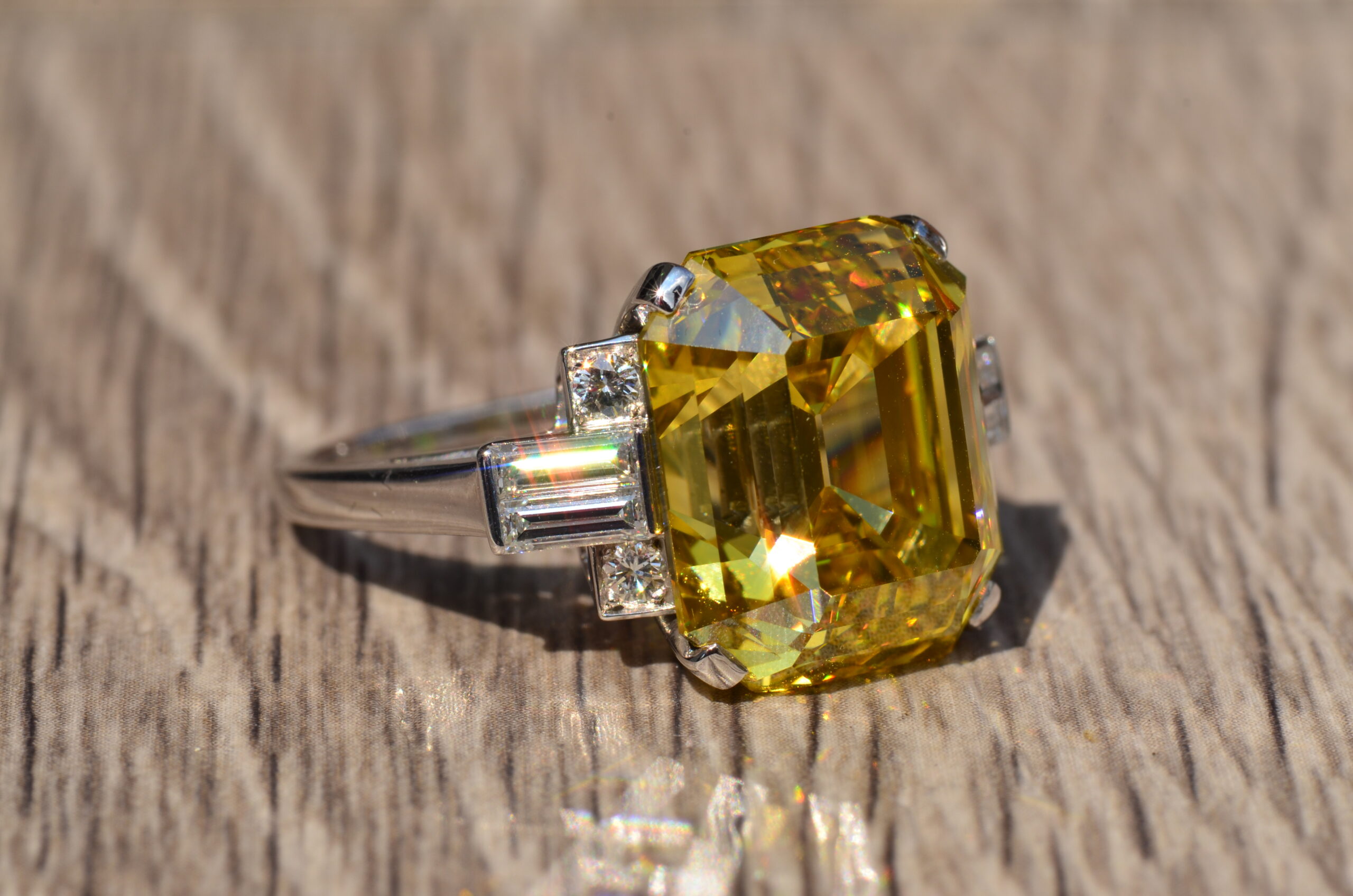 The Amazement: Absolutely Outstanding GIA Graded 19.01 carat Emerald Cut Fancy Vivid Orangy-Yellow Vs2 Diamond Ring - Image 5