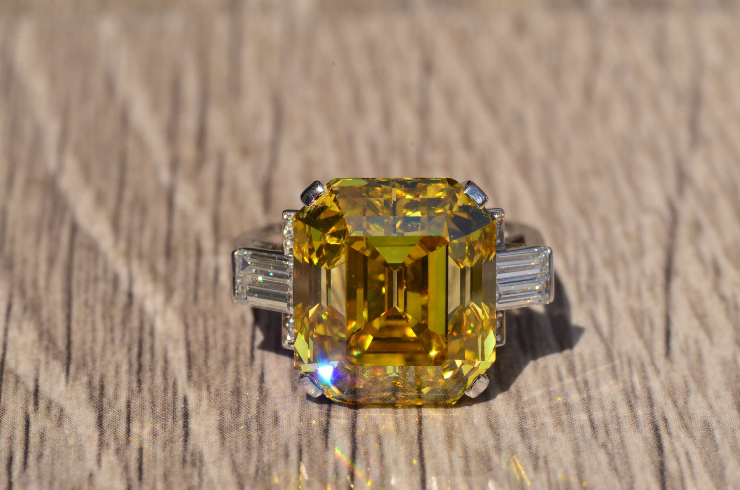 The Amazement: Absolutely Outstanding GIA Graded 19.01 carat Emerald Cut Fancy Vivid Orangy-Yellow Vs2 Diamond Ring - Image 6