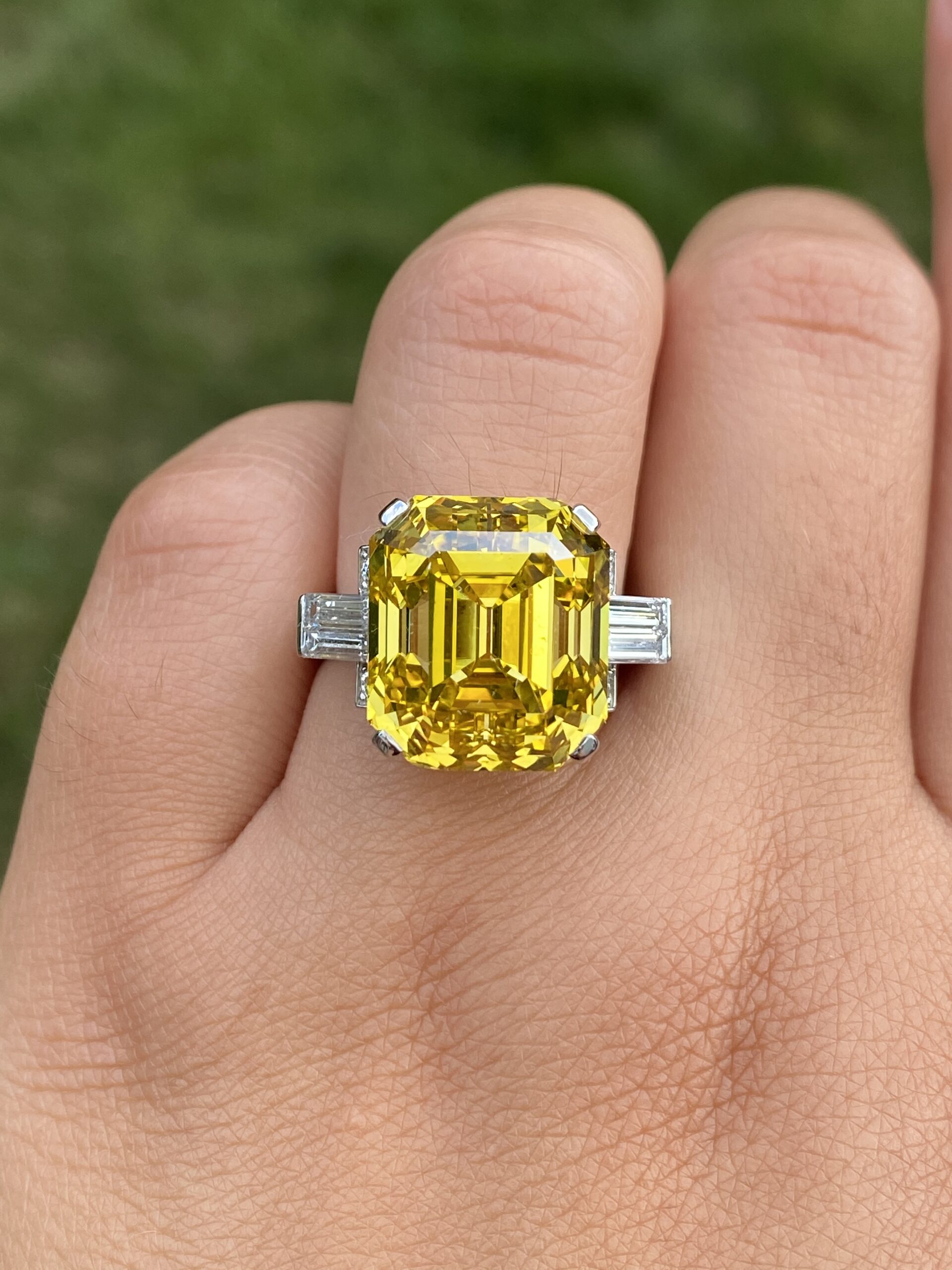The Amazement: Absolutely Outstanding GIA Graded 19.01 carat Emerald Cut Fancy Vivid Orangy-Yellow Vs2 Diamond Ring - Image 8