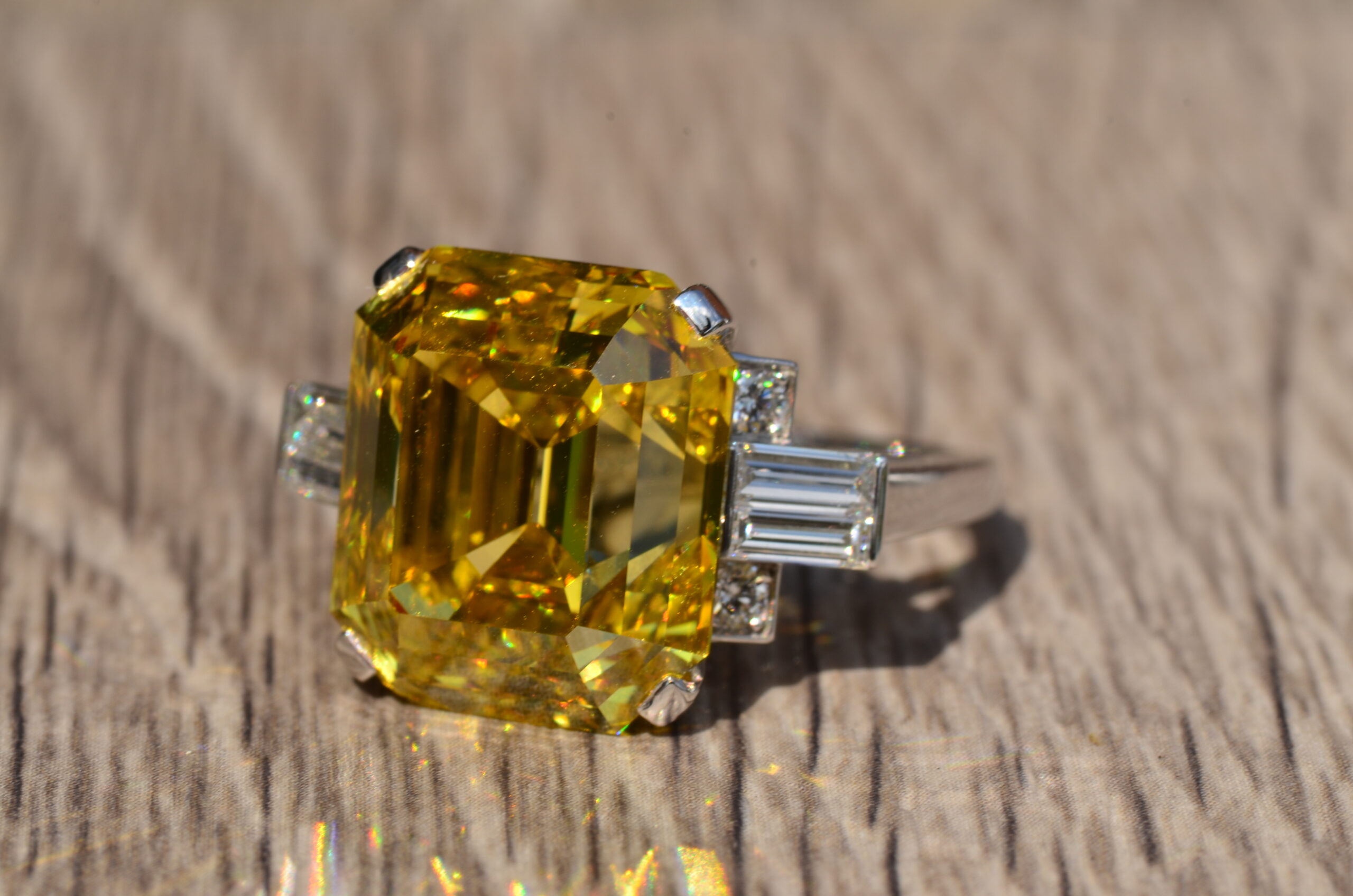 The Amazement: Absolutely Outstanding GIA Graded 19.01 carat Emerald Cut Fancy Vivid Orangy-Yellow Vs2 Diamond Ring - Image 4