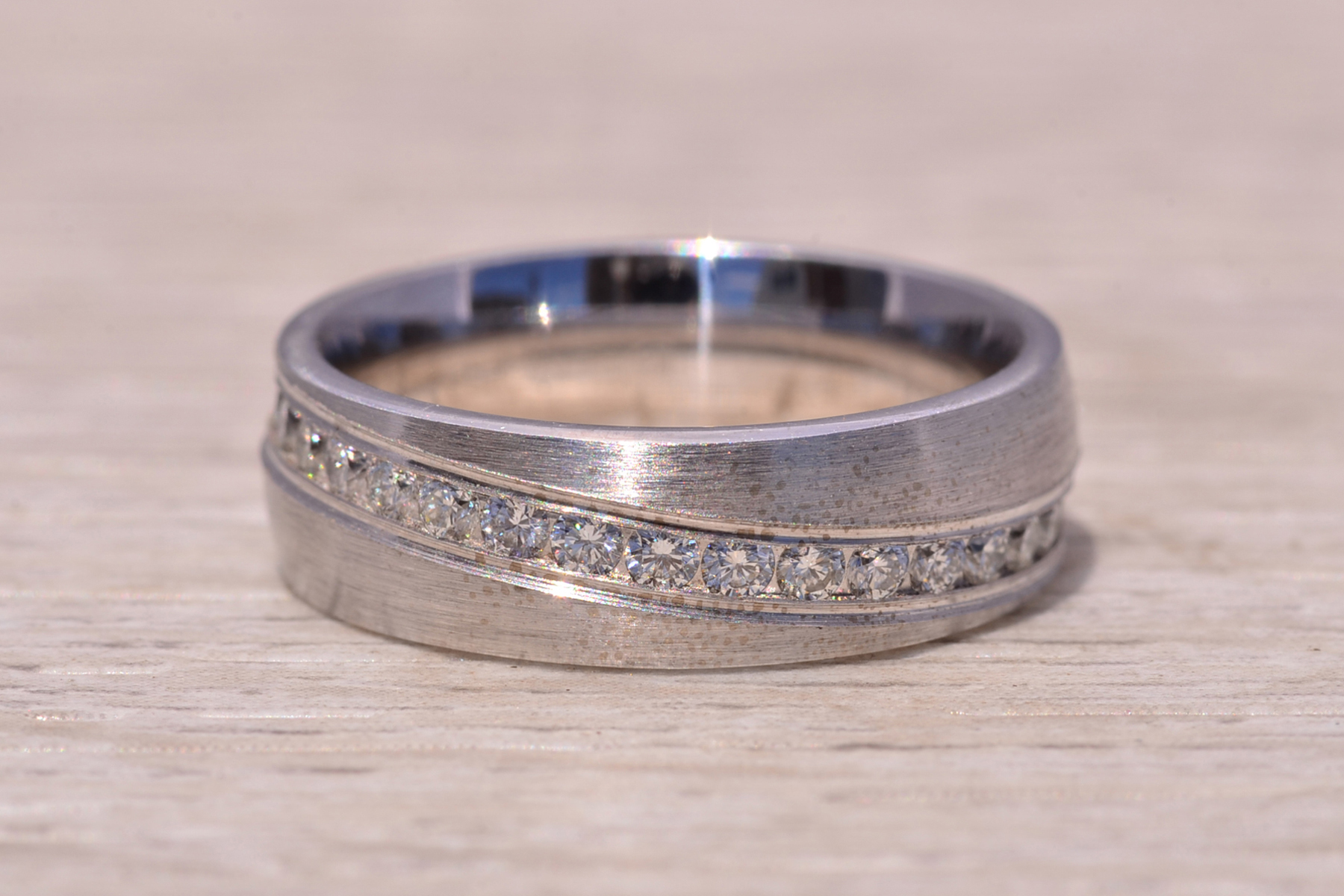 The Benchmark Contour: Diamond Band in White Gold - Image 2