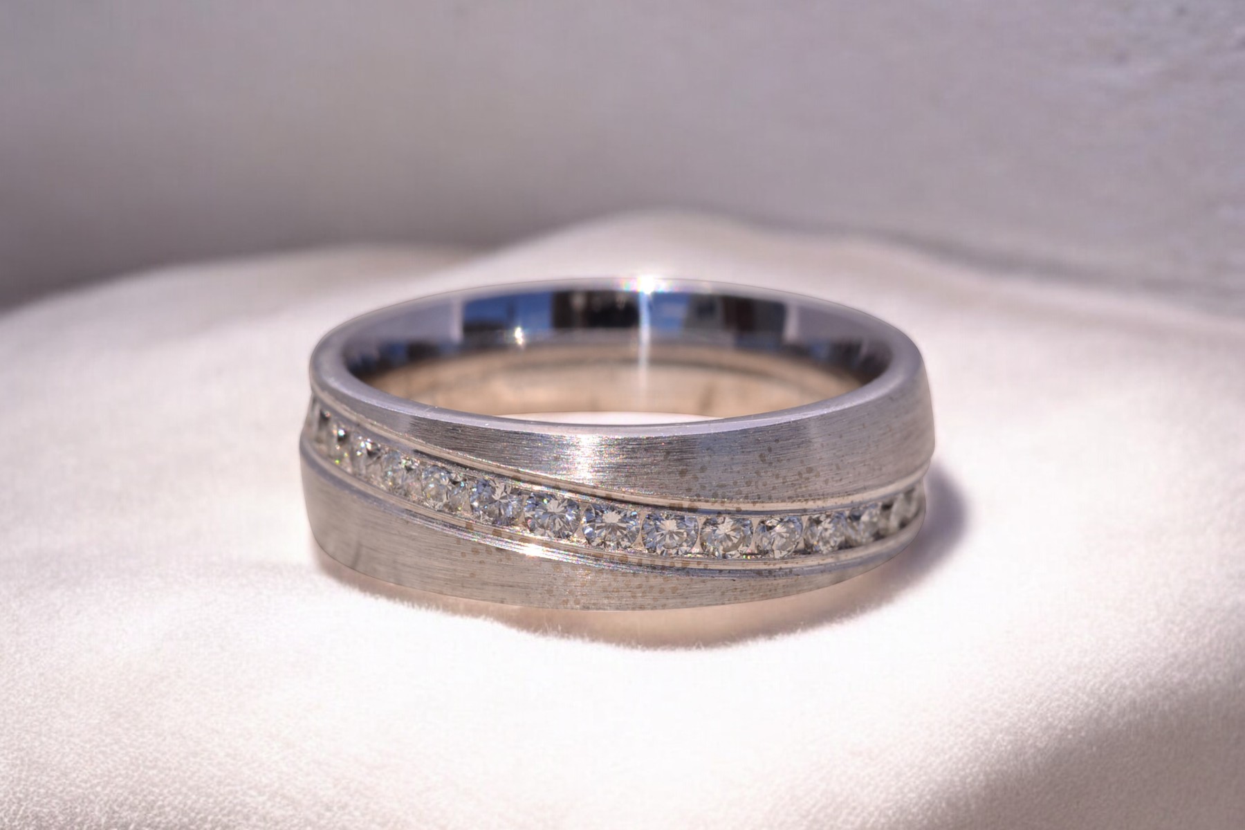 The Benchmark Contour: Diamond Band in White Gold - Image 6