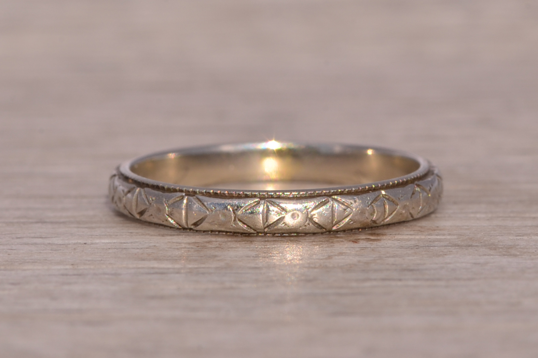 The Antique Etched Band: Engraved Wedding Ring in White Gold - Image 2