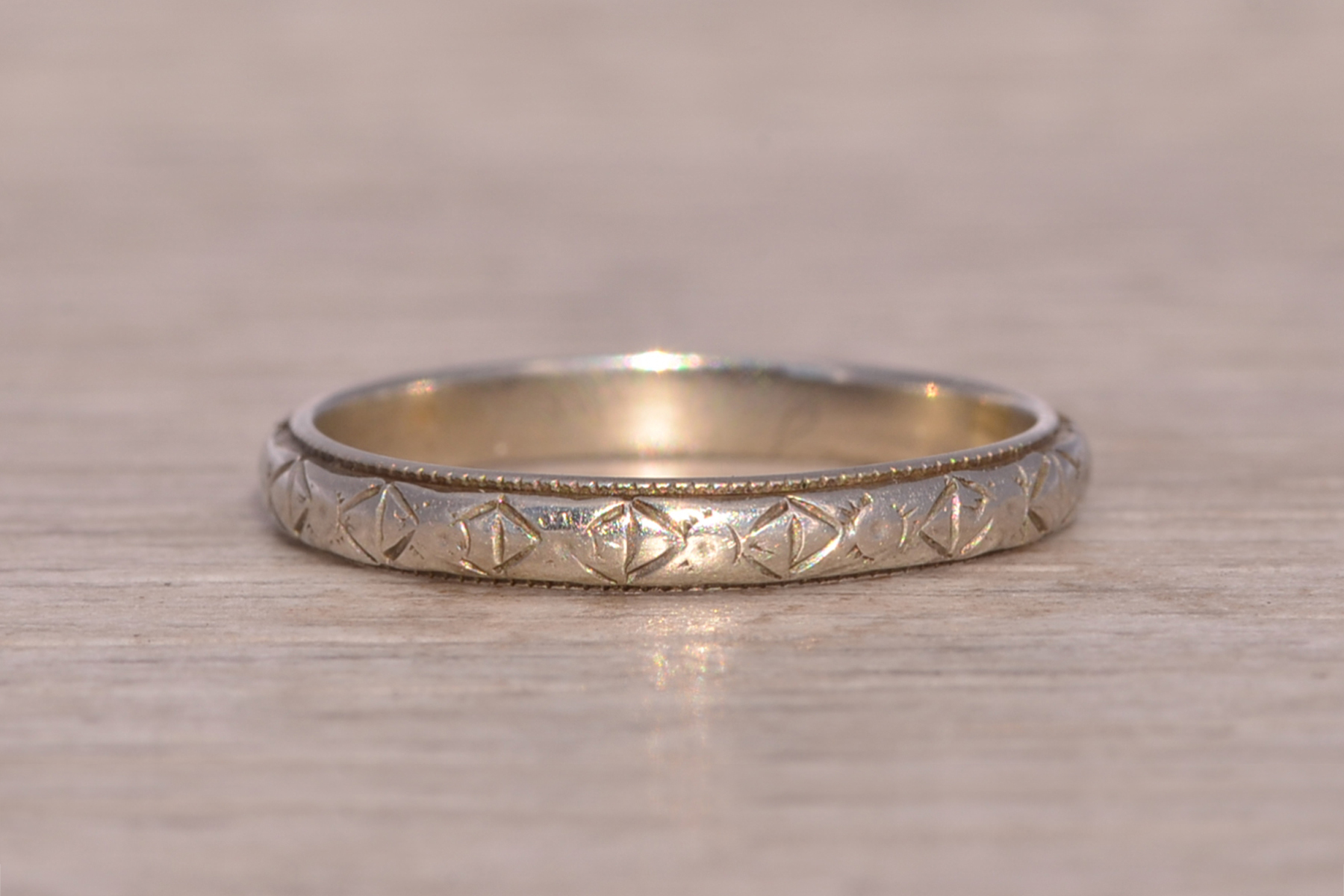The Antique Etched Band: Engraved Wedding Ring in White Gold - Image 3