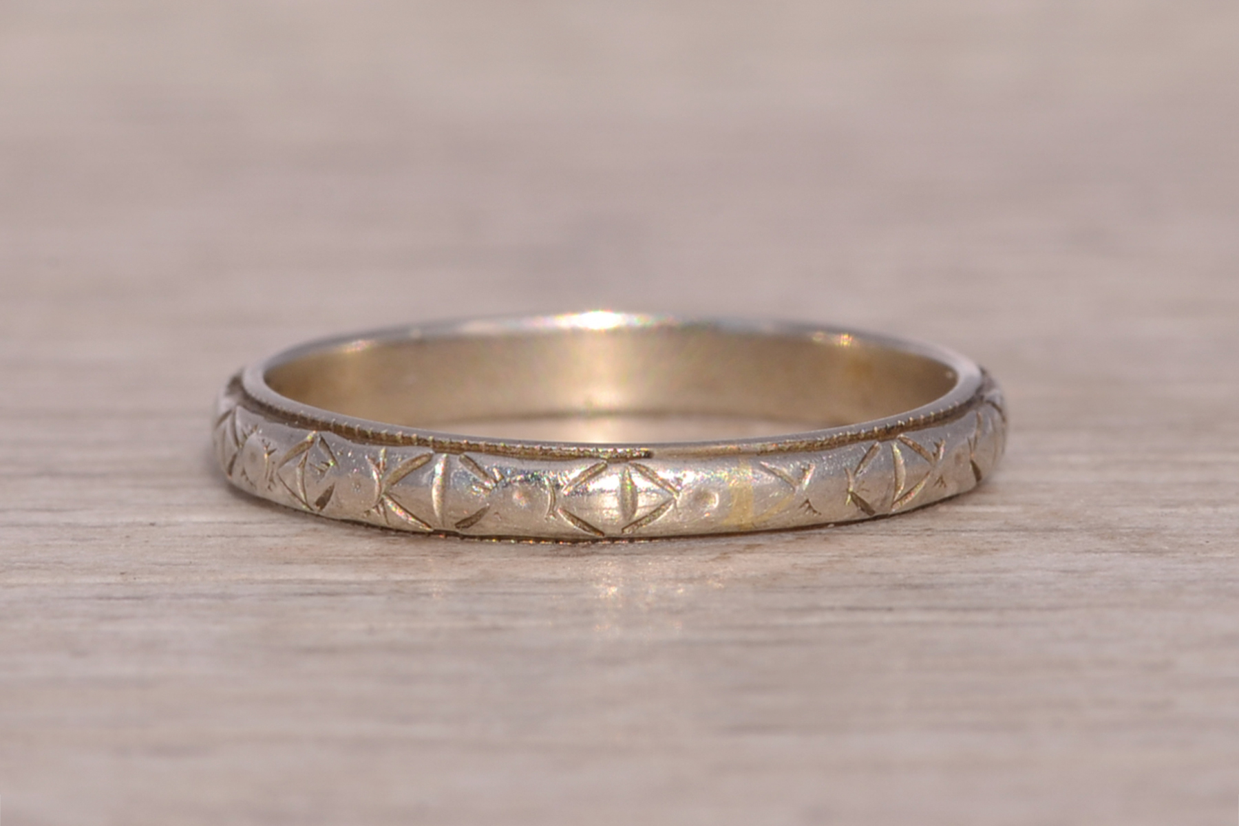 The Antique Etched Band: Engraved Wedding Ring in White Gold - Image 4