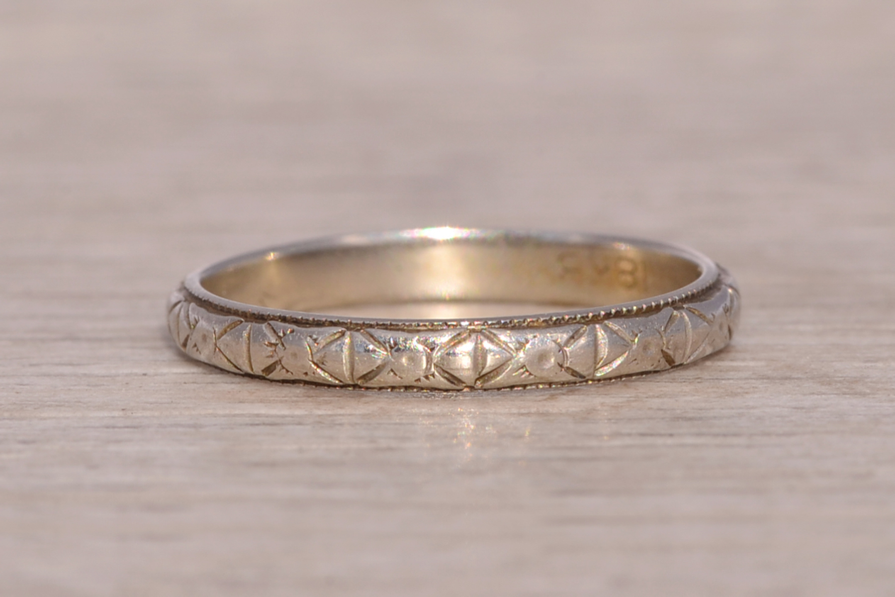 The Antique Etched Band: Engraved Wedding Ring in White Gold - Image 5