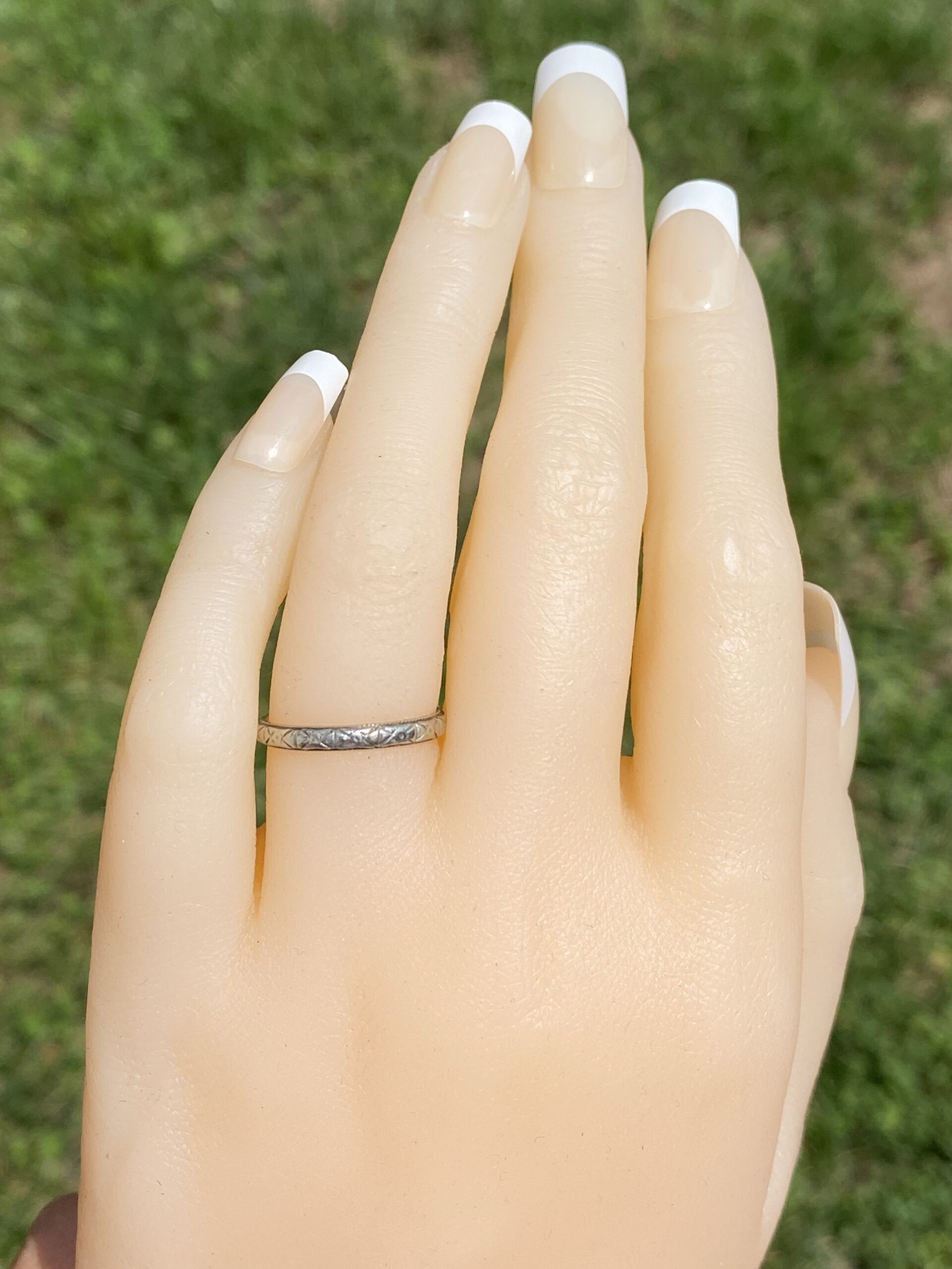 The Antique Etched Band: Engraved Wedding Ring in White Gold - Image 6