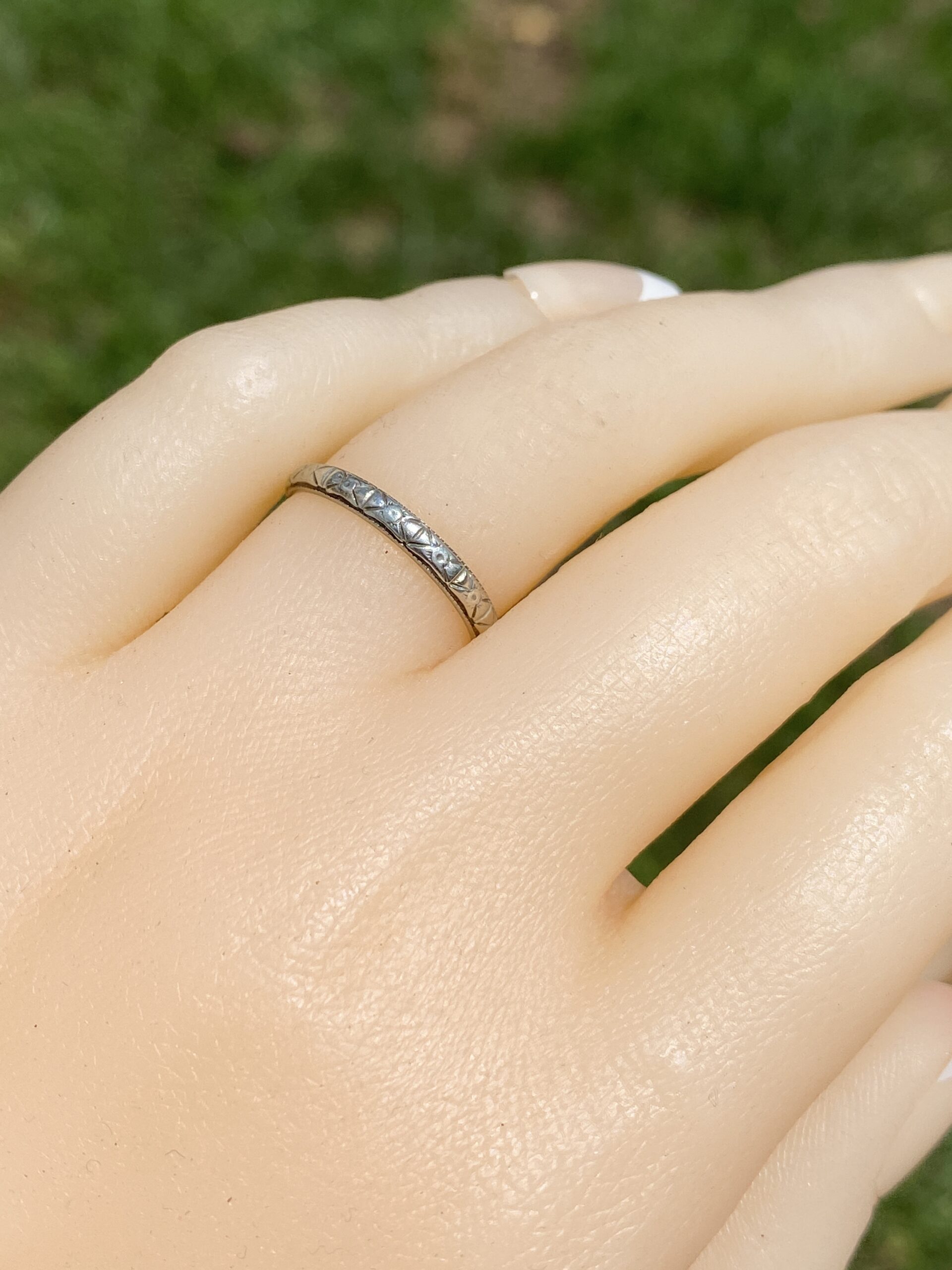 The Antique Etched Band: Engraved Wedding Ring in White Gold - Image 7