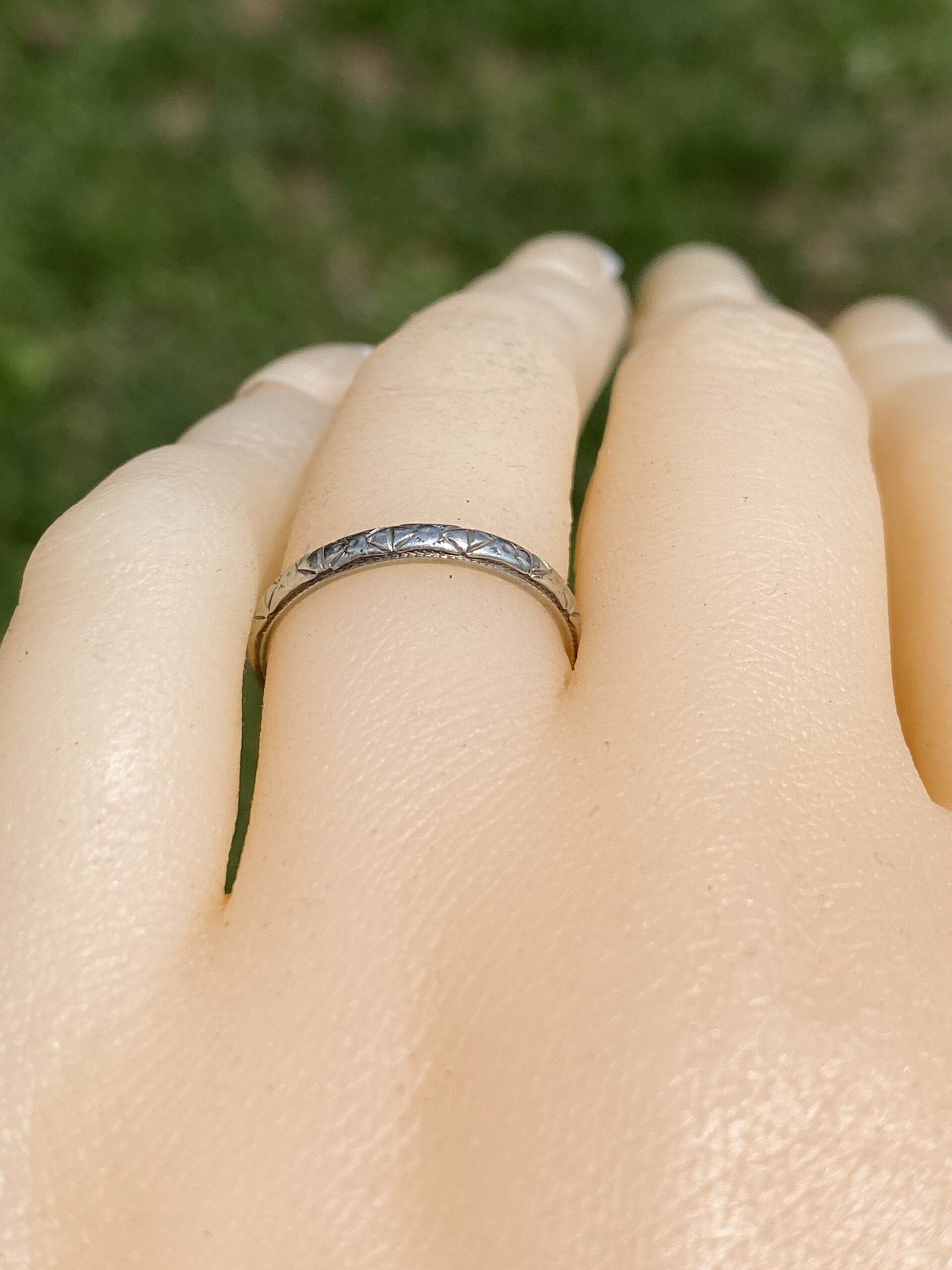 The Antique Etched Band: Engraved Wedding Ring in White Gold - Image 8