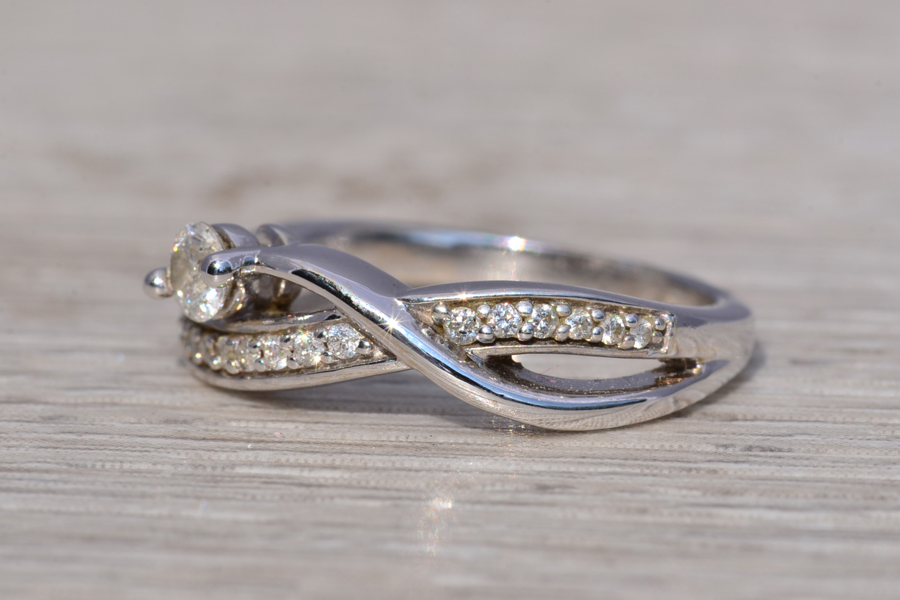 The Eternal Twist: Natural Diamond Ring in White Gold - Image 3