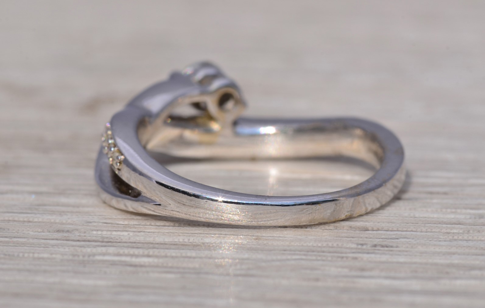 The Eternal Twist: Natural Diamond Ring in White Gold - Image 4