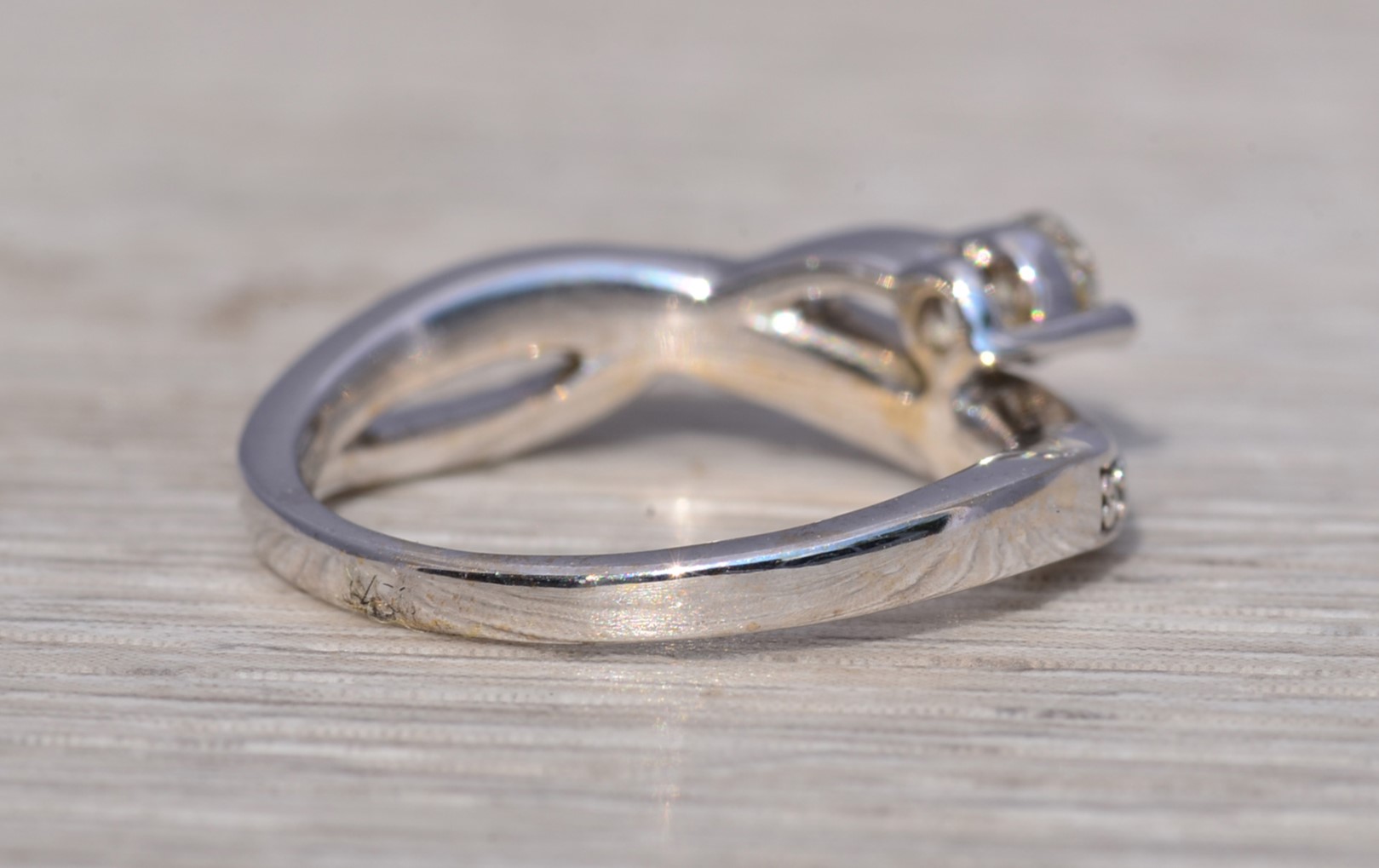 The Eternal Twist: Natural Diamond Ring in White Gold - Image 5