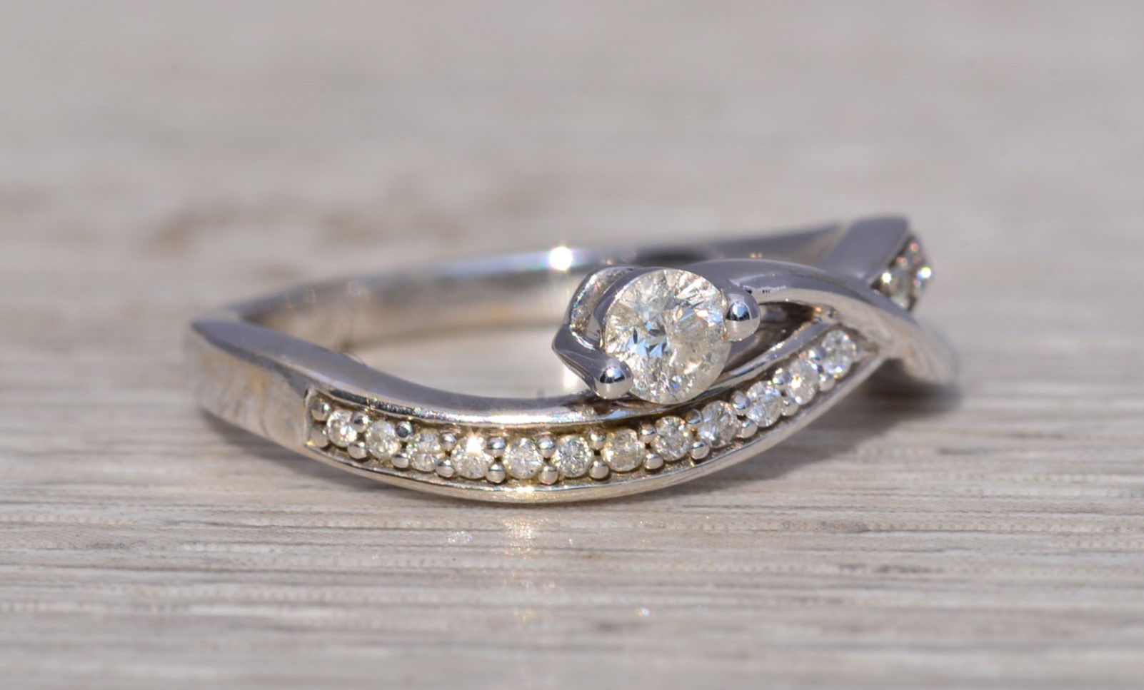 The Eternal Twist: Natural Diamond Ring in White Gold - Image 6