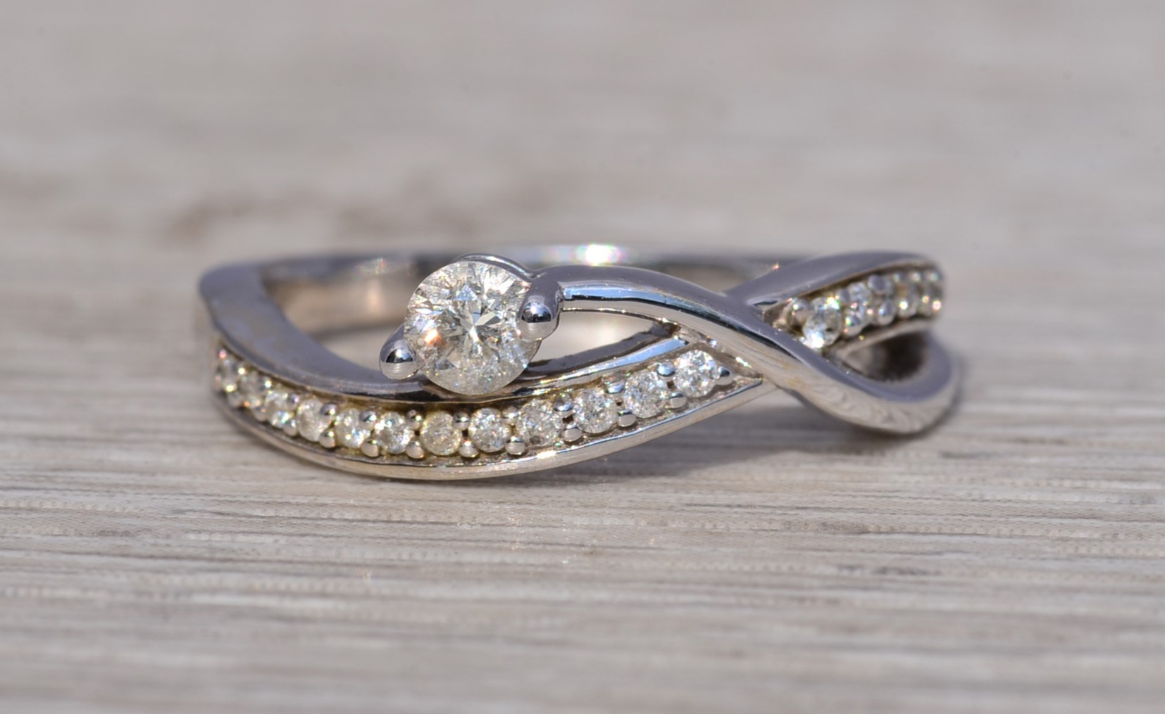 The Eternal Twist: Natural Diamond Ring in White Gold - Image 7