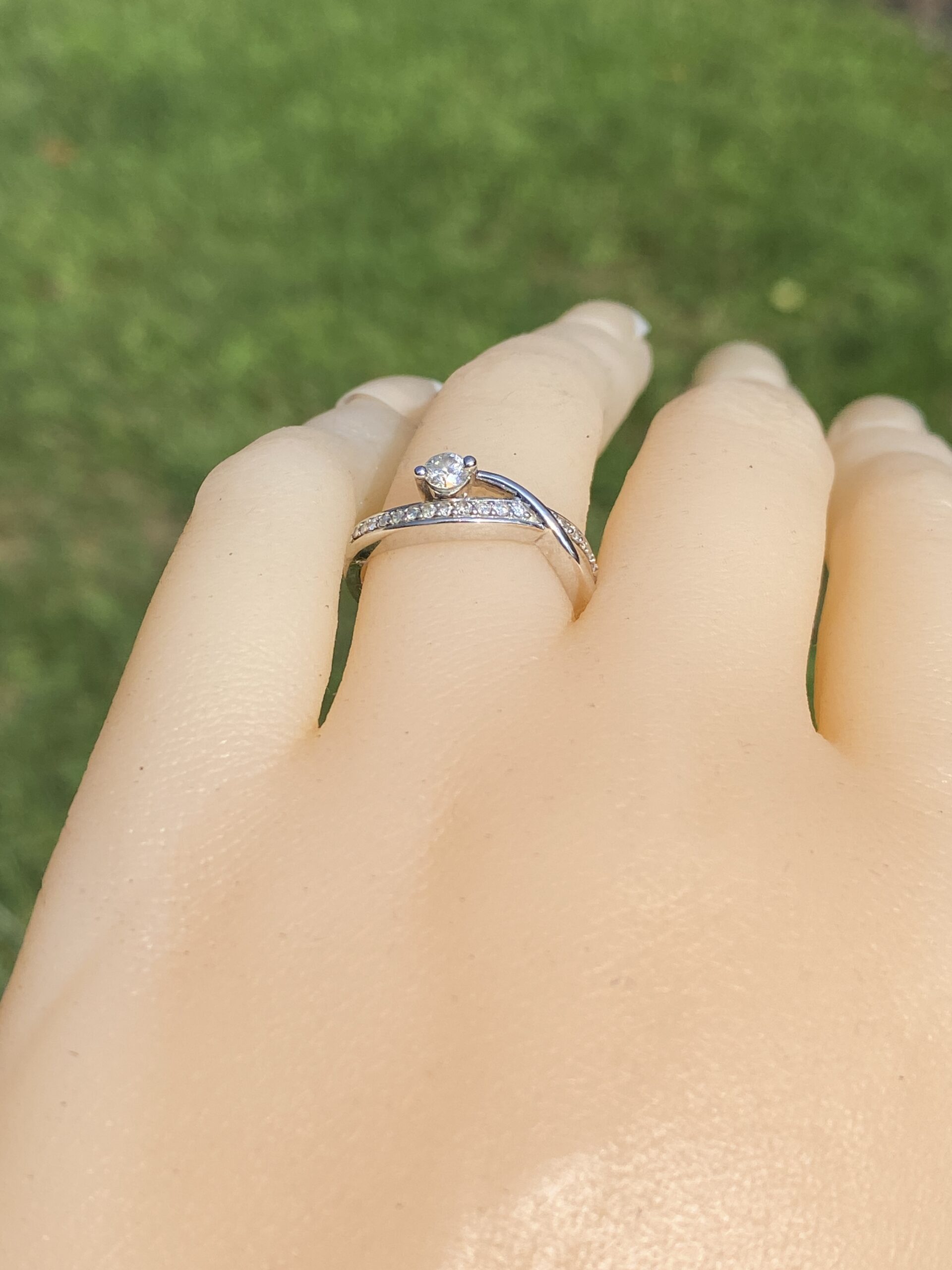 The Eternal Twist: Natural Diamond Ring in White Gold - Image 9