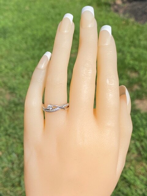 The Eternal Twist: Natural Diamond Ring in White Gold - Image 8