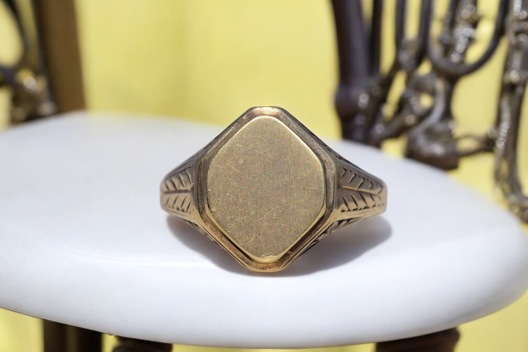 The Golden Crest: Men's Signet Ring in Yellow Gold - Image 10