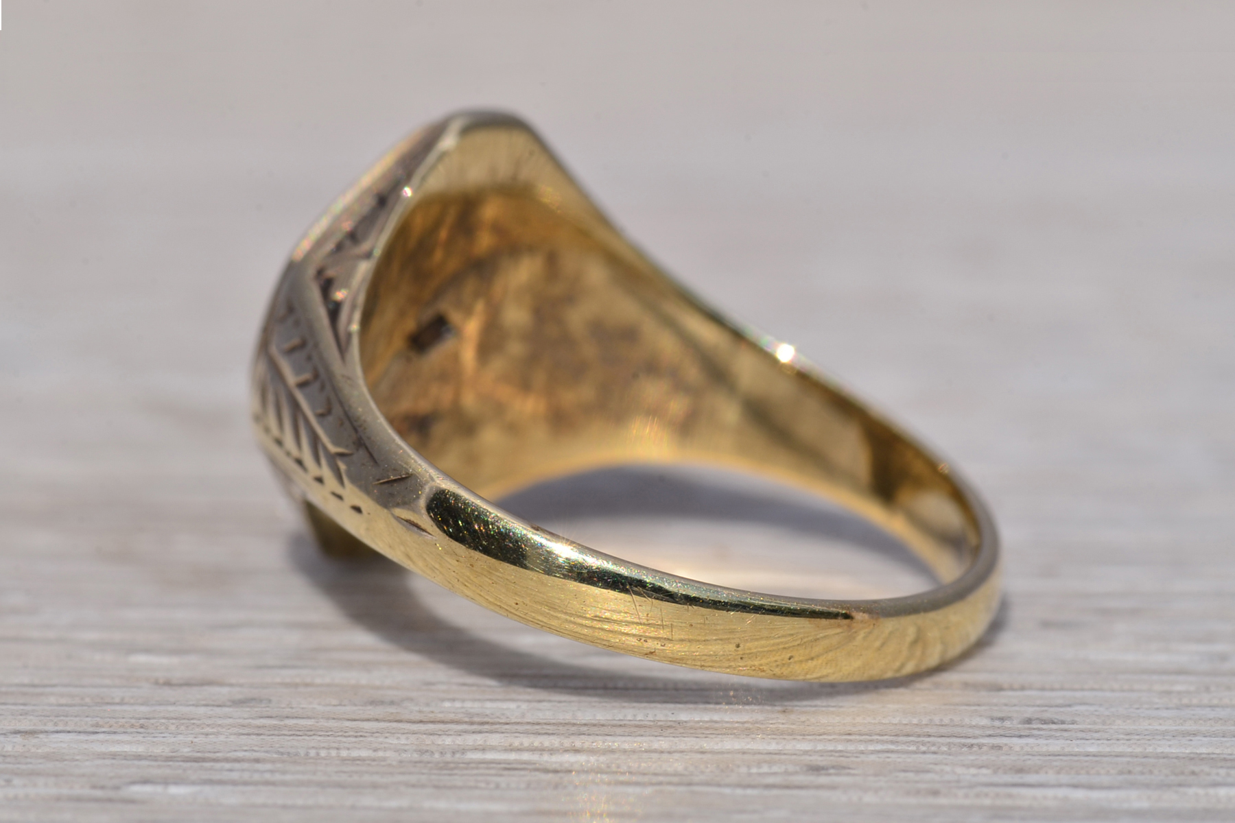 The Golden Crest: Men's Signet Ring in Yellow Gold - Image 3