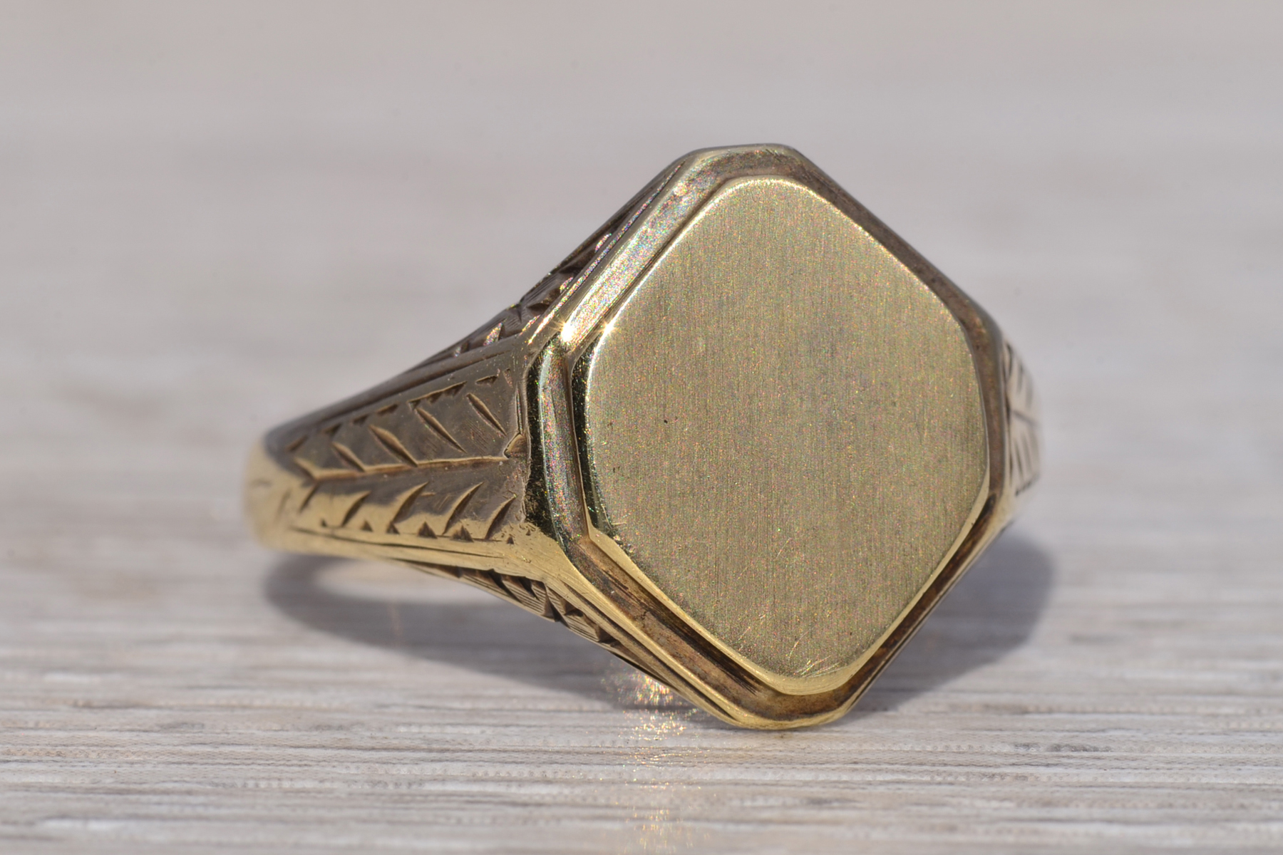 The Golden Crest: Men's Signet Ring in Yellow Gold - Image 5