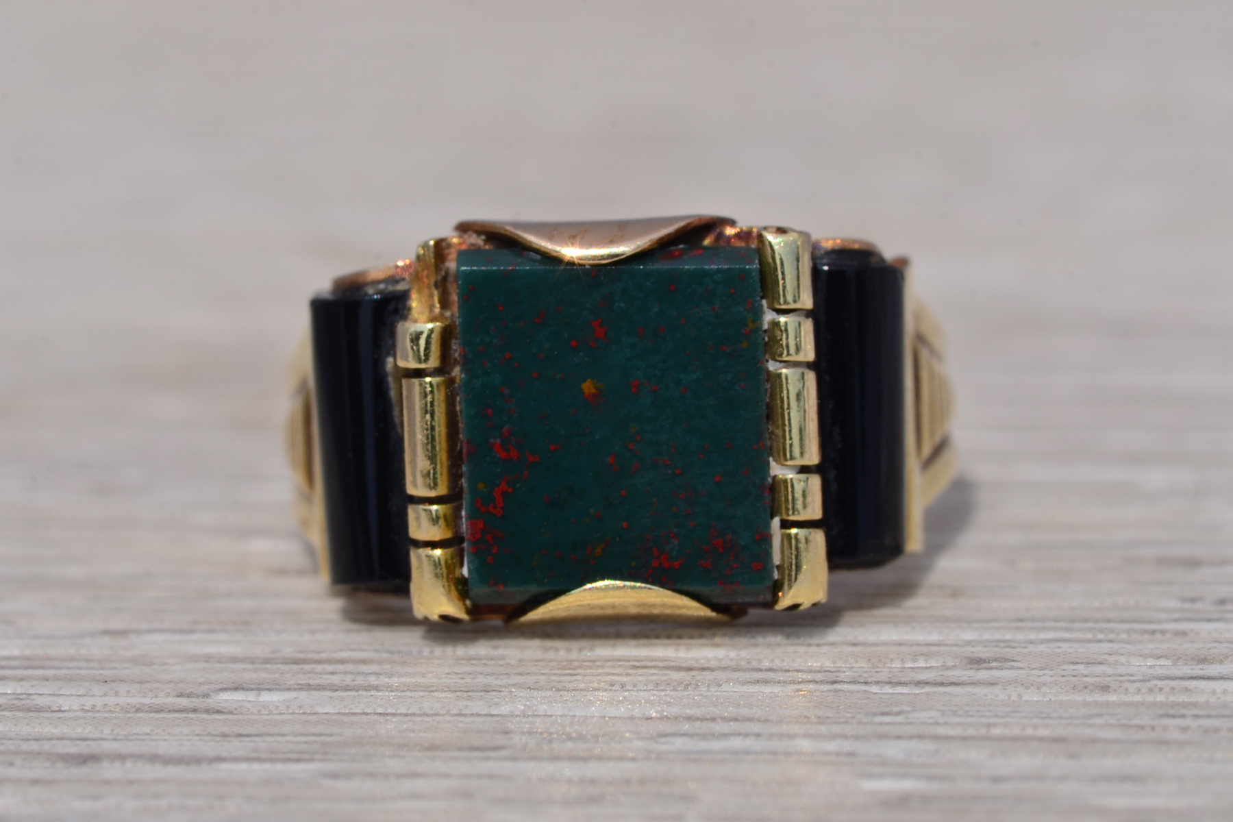 The Noble Heirloom: Bloodstone and Onyx Ring in Yellow Gold - Image 2