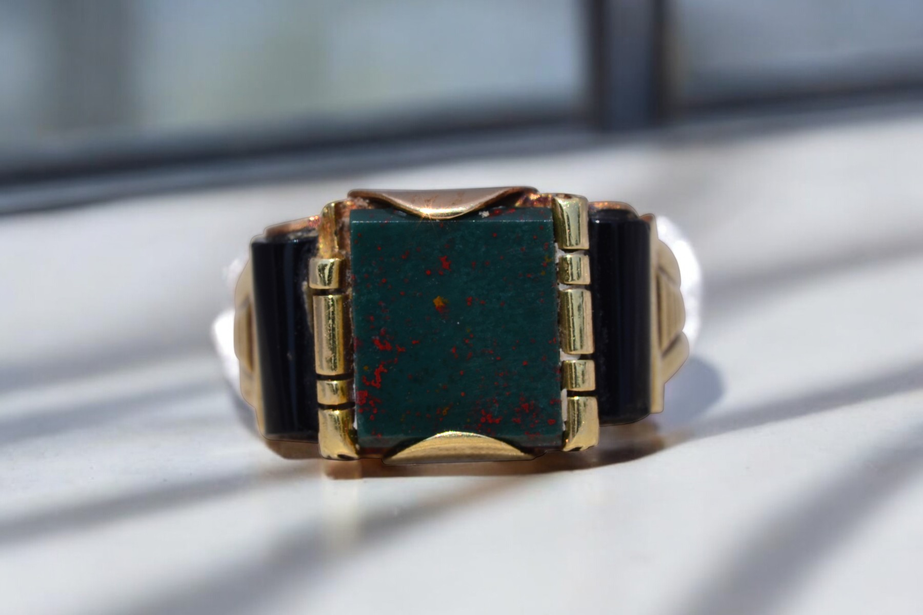 The Noble Heirloom: Bloodstone and Onyx Ring in Yellow Gold - Image 11