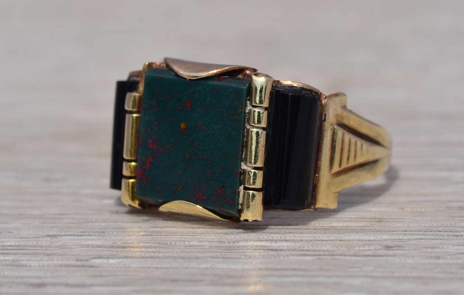 The Noble Heirloom: Bloodstone and Onyx Ring in Yellow Gold - Image 3