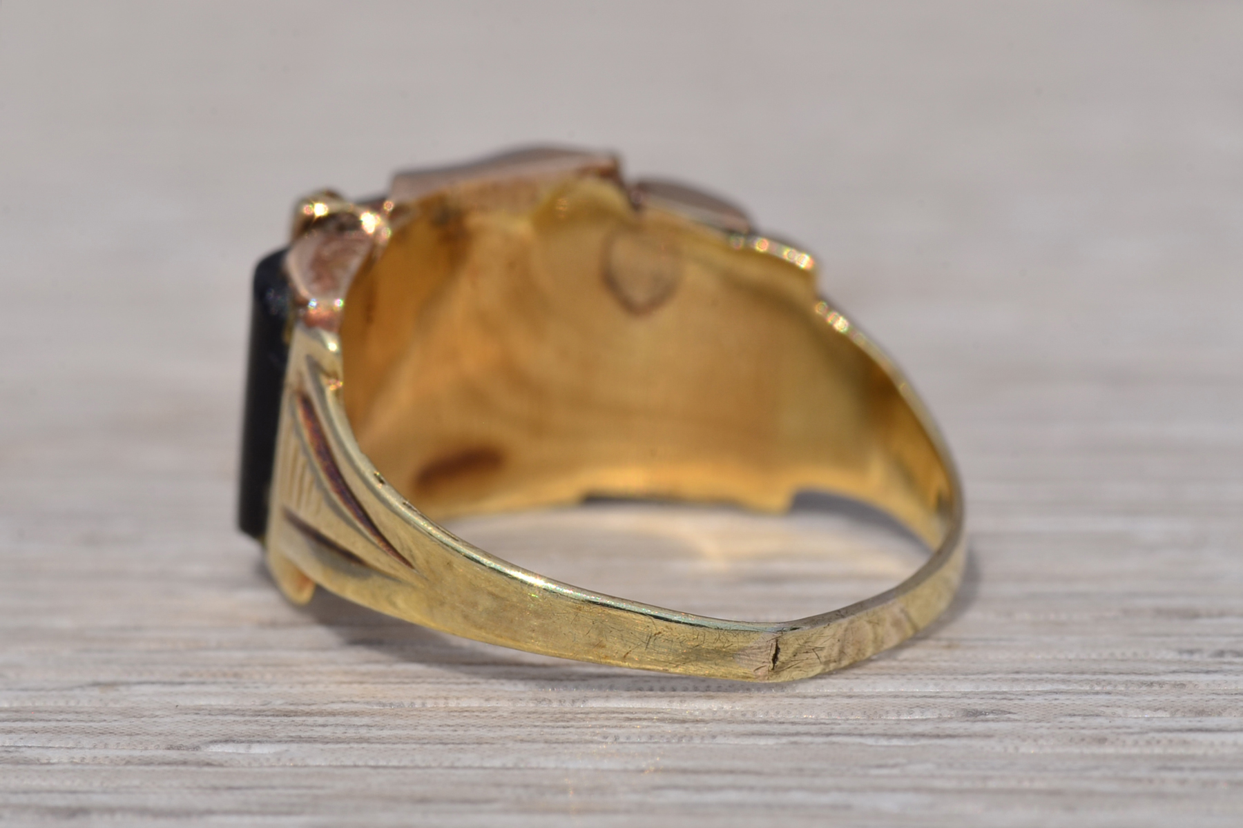 The Noble Heirloom: Bloodstone and Onyx Ring in Yellow Gold - Image 4
