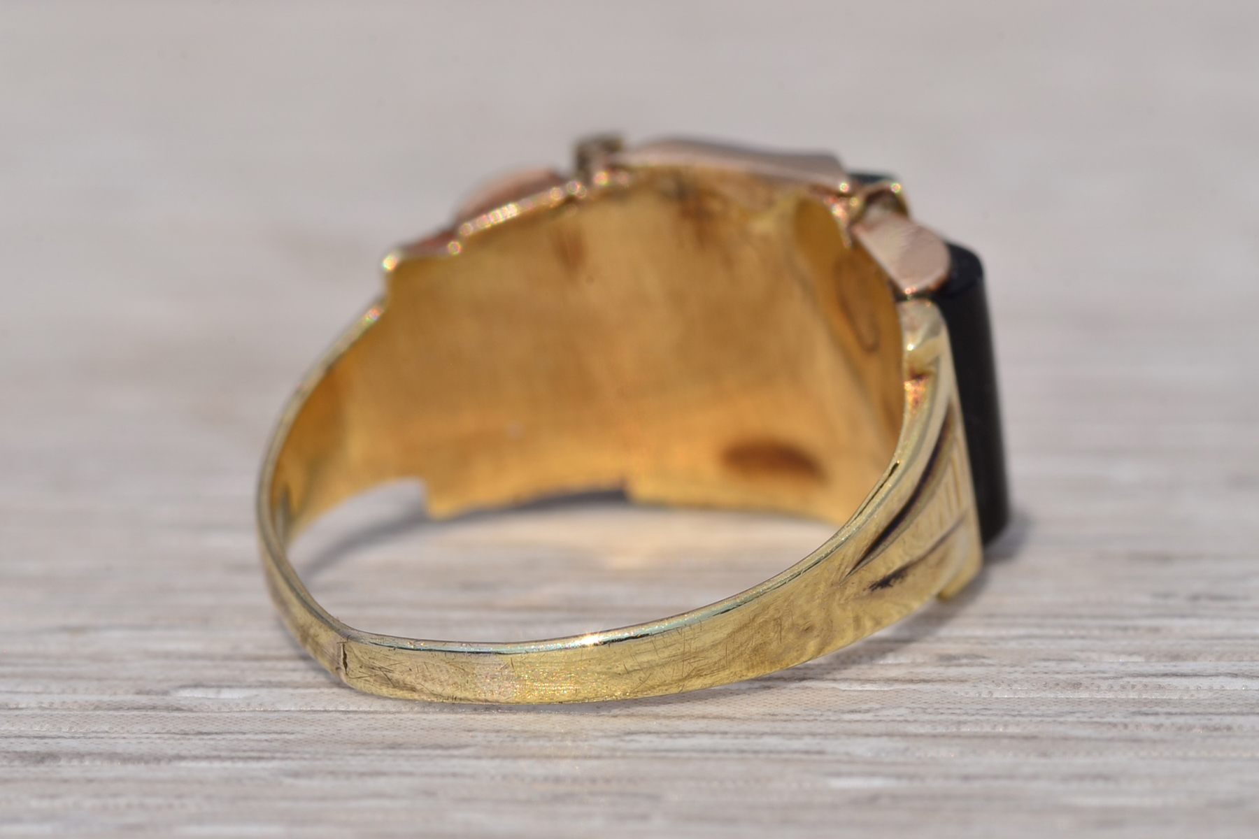 The Noble Heirloom: Bloodstone and Onyx Ring in Yellow Gold - Image 5