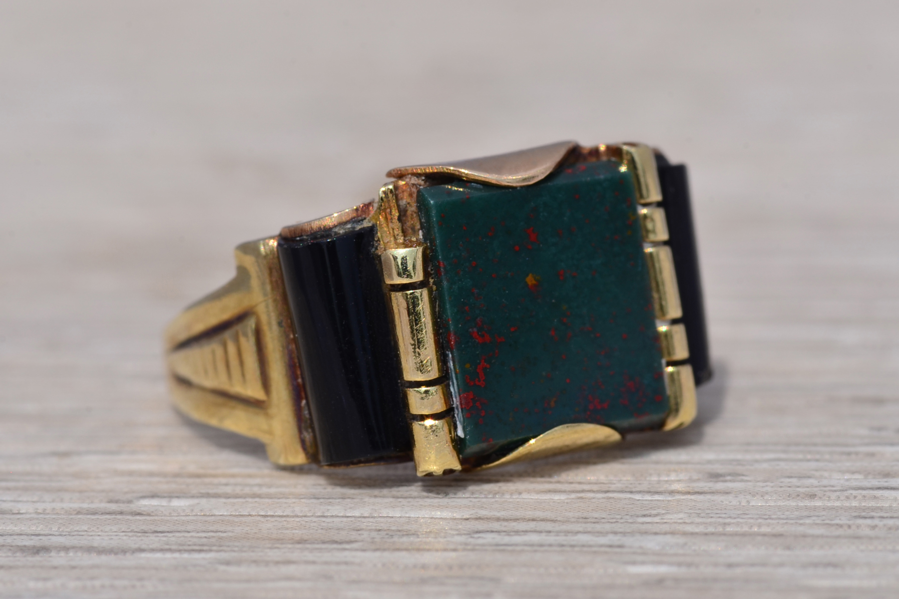 The Noble Heirloom: Bloodstone and Onyx Ring in Yellow Gold - Image 6