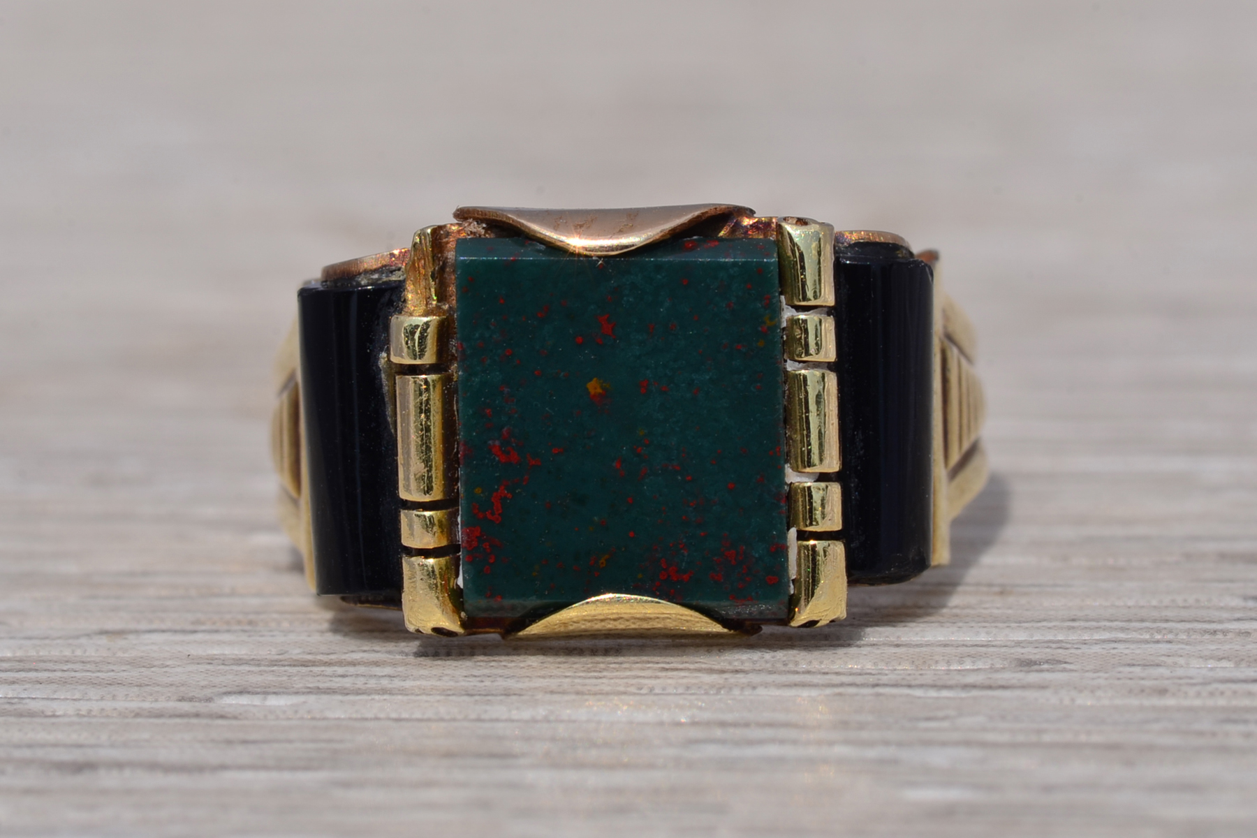 The Noble Heirloom: Bloodstone and Onyx Ring in Yellow Gold - Image 7