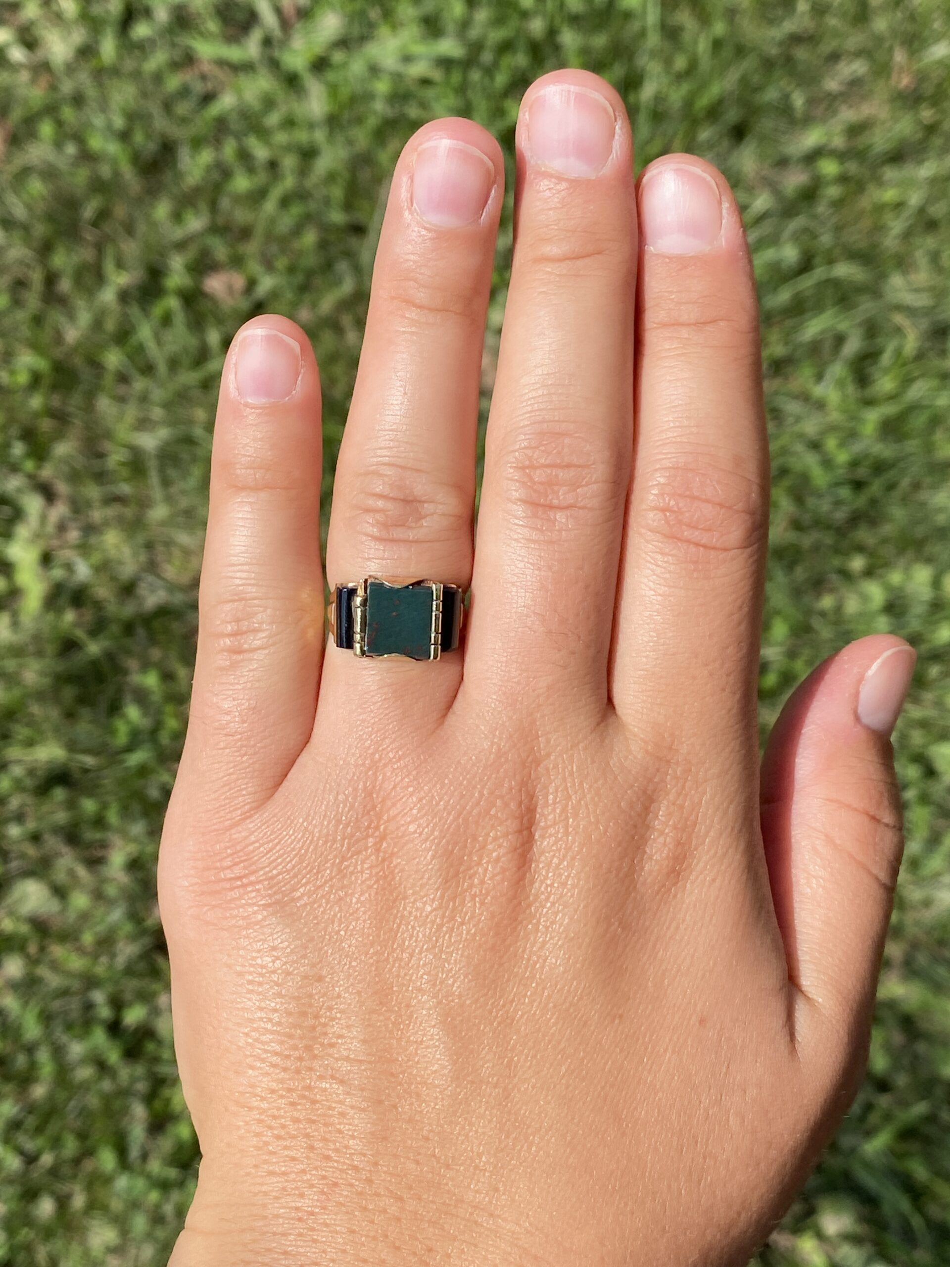 The Noble Heirloom: Bloodstone and Onyx Ring in Yellow Gold - Image 8