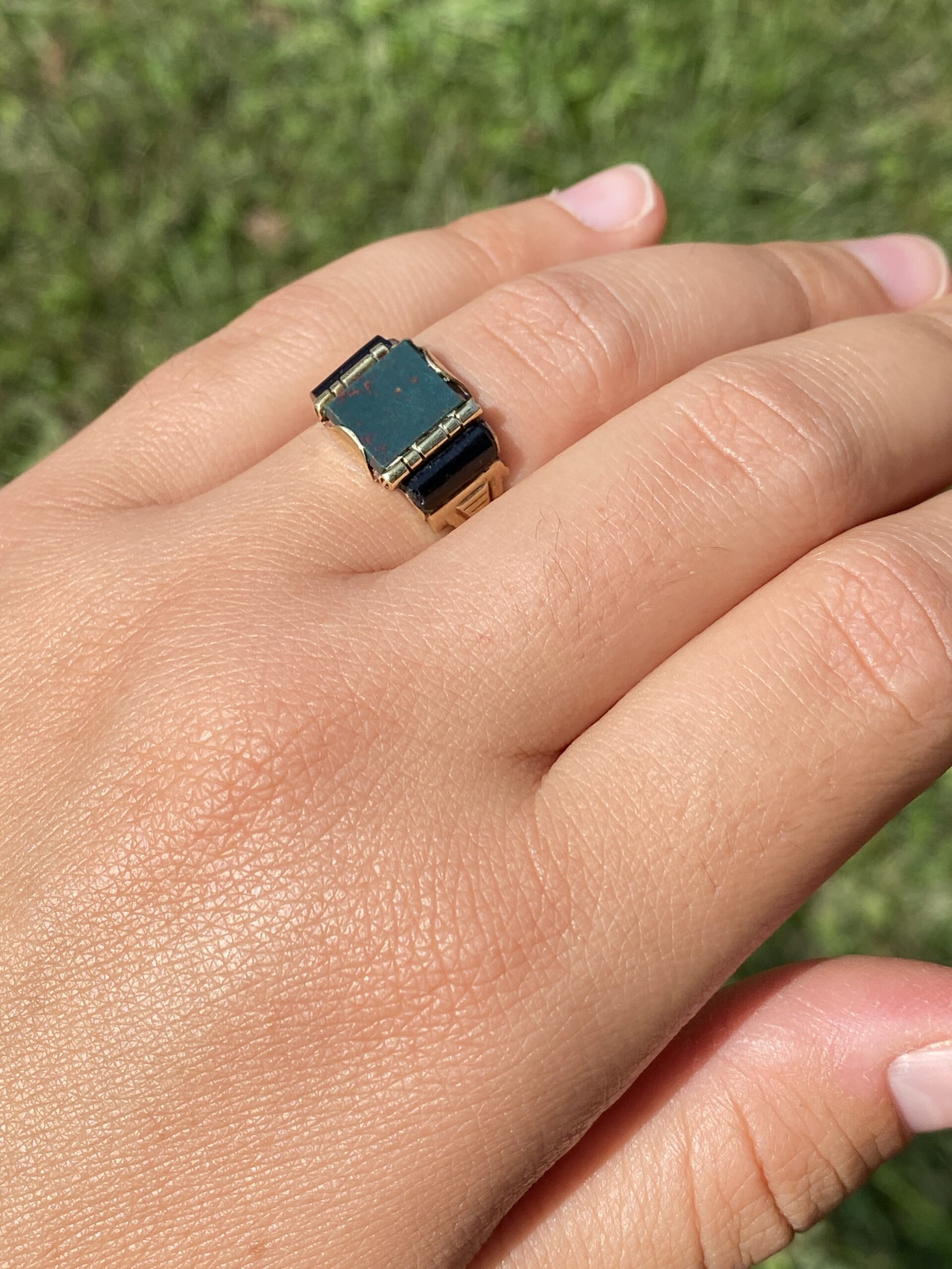 The Noble Heirloom: Bloodstone and Onyx Ring in Yellow Gold - Image 9