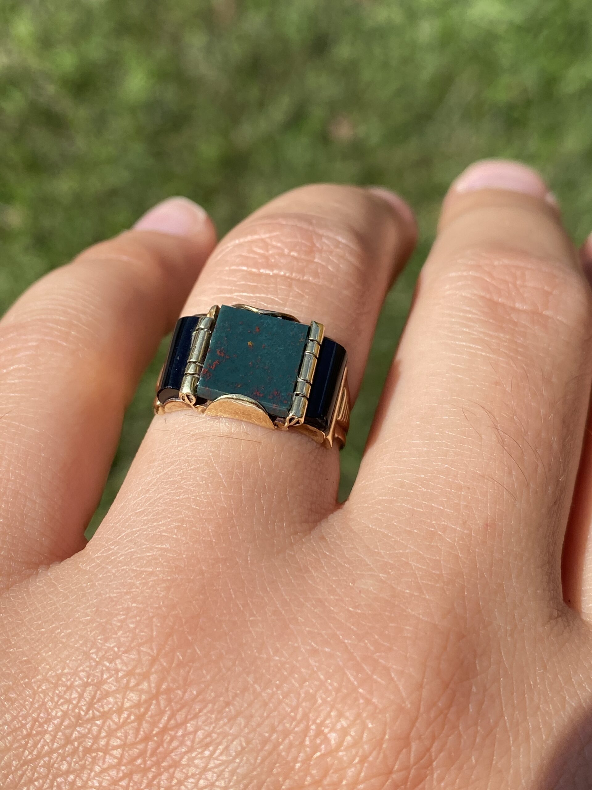 The Noble Heirloom: Bloodstone and Onyx Ring in Yellow Gold - Image 10