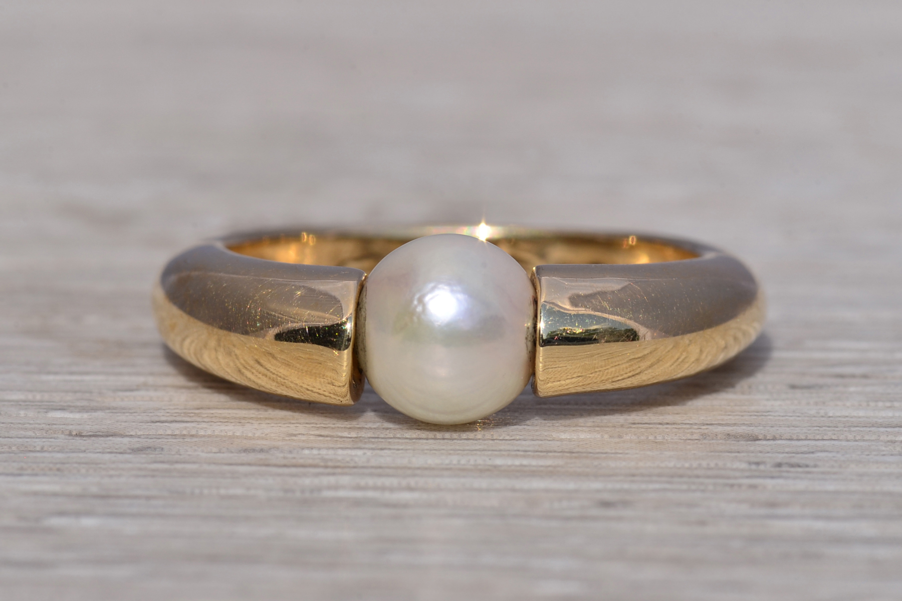 The Golden Crest: Pearl Ring in Yellow Gold - Image 2