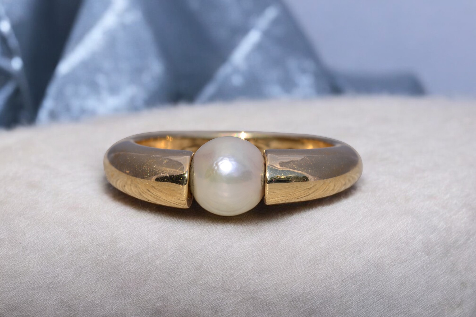 The Golden Crest: Pearl Ring in Yellow Gold - Image 11