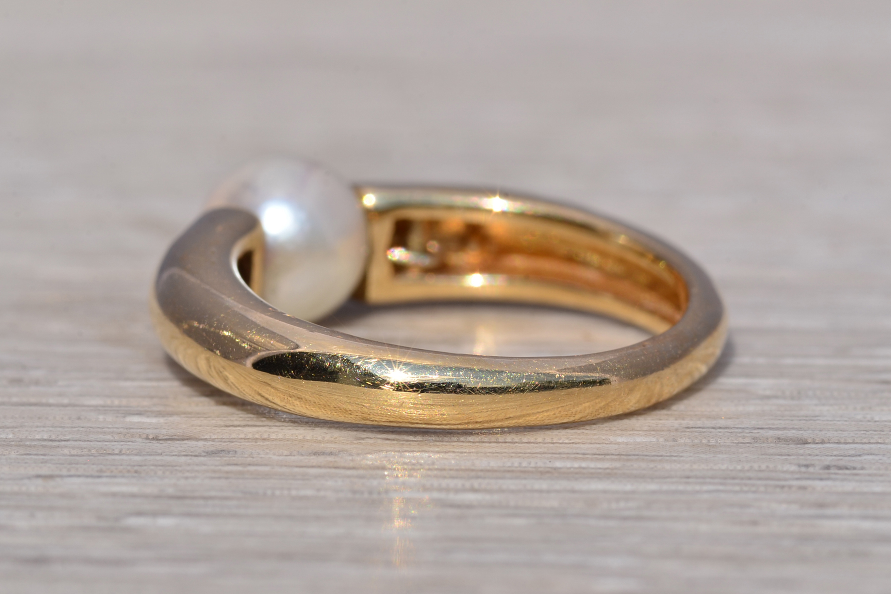 The Golden Crest: Pearl Ring in Yellow Gold - Image 4