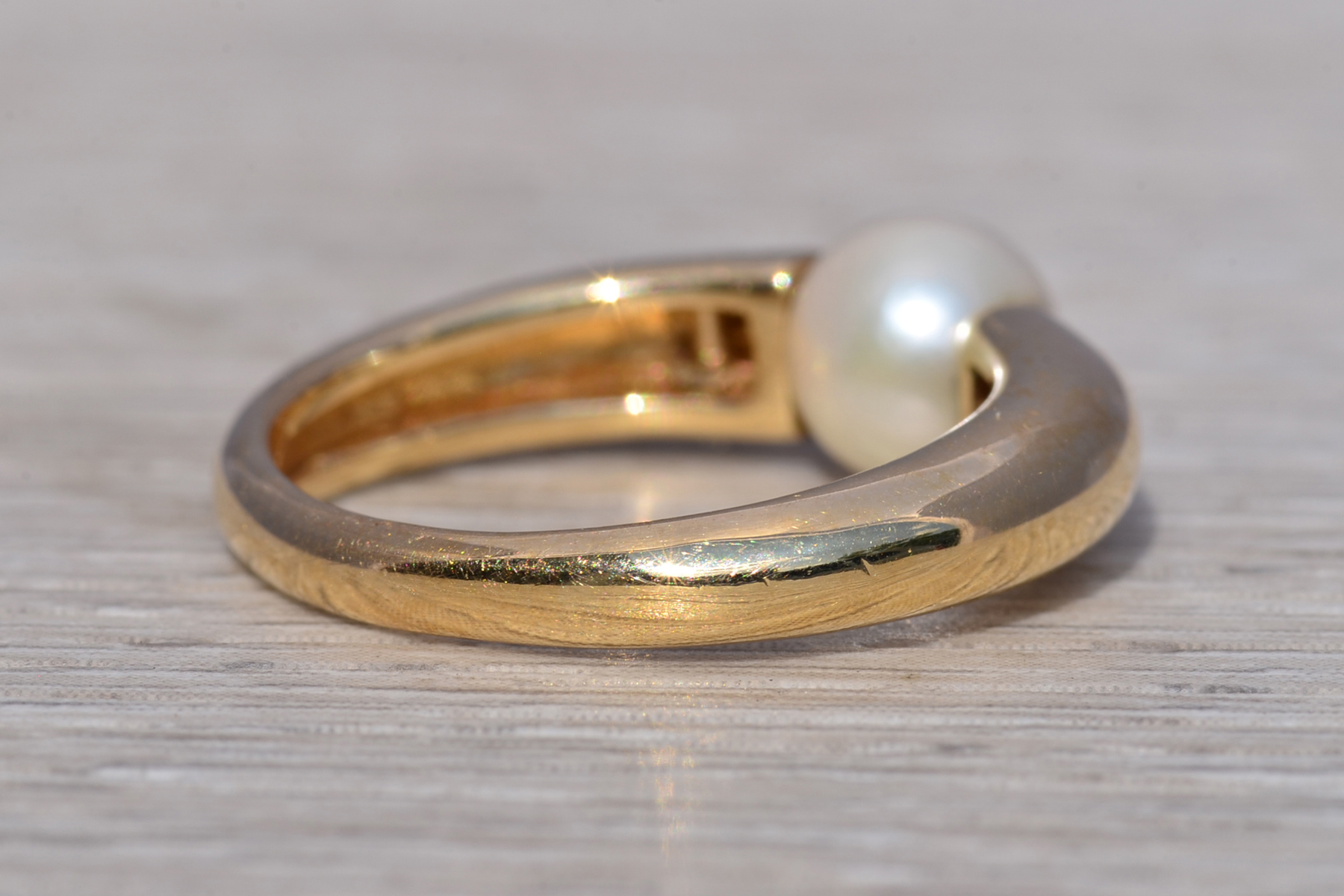 The Golden Crest: Pearl Ring in Yellow Gold - Image 5